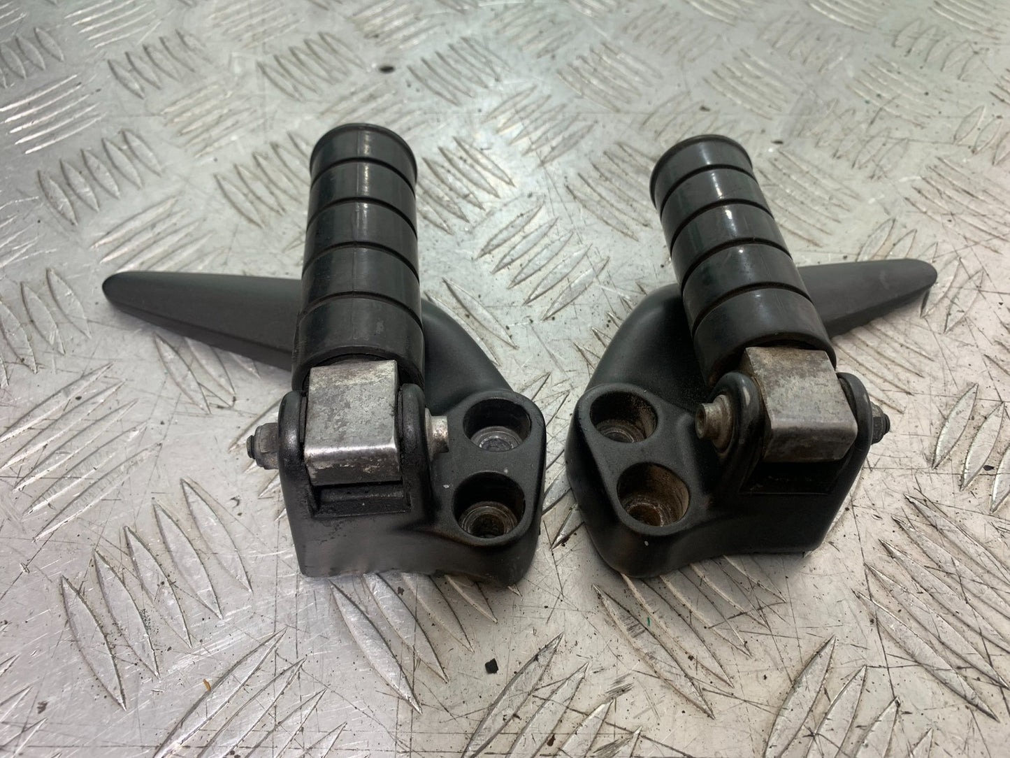 YAMAHA XVS 1300 MIDNIGHT STAR REAR HANGER AND PEGS  YEAR 2007-16 (CMB1200)