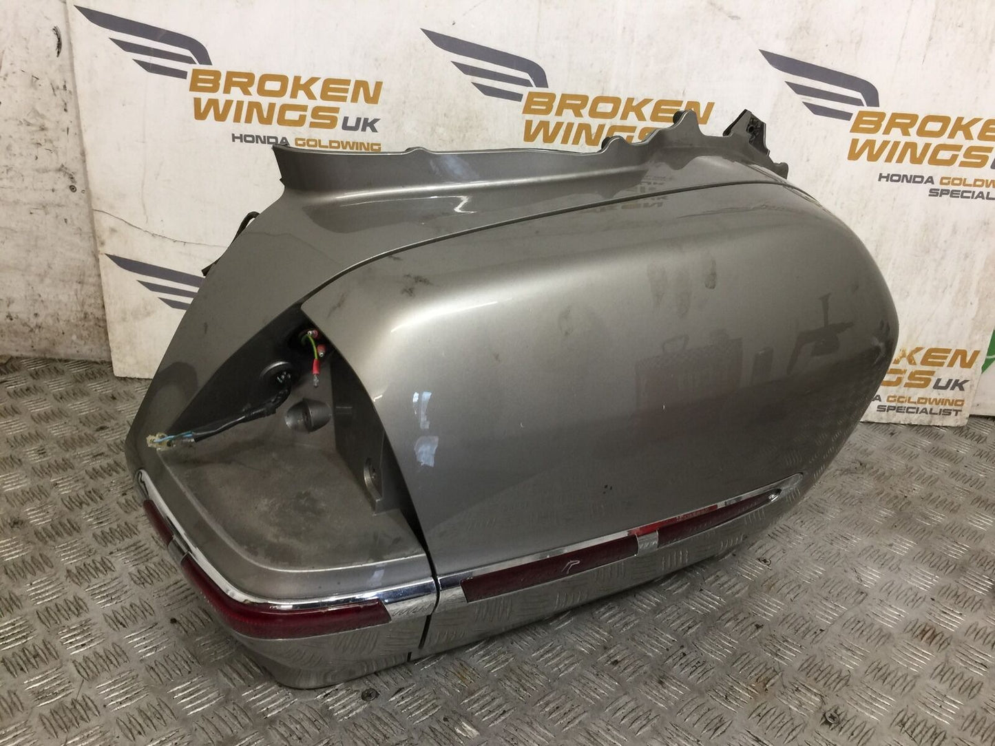 HONDA GL1800 GL 1800 RIGHT PANNIER BOX    YEAR 2004-10 ABS (STOCK 890)