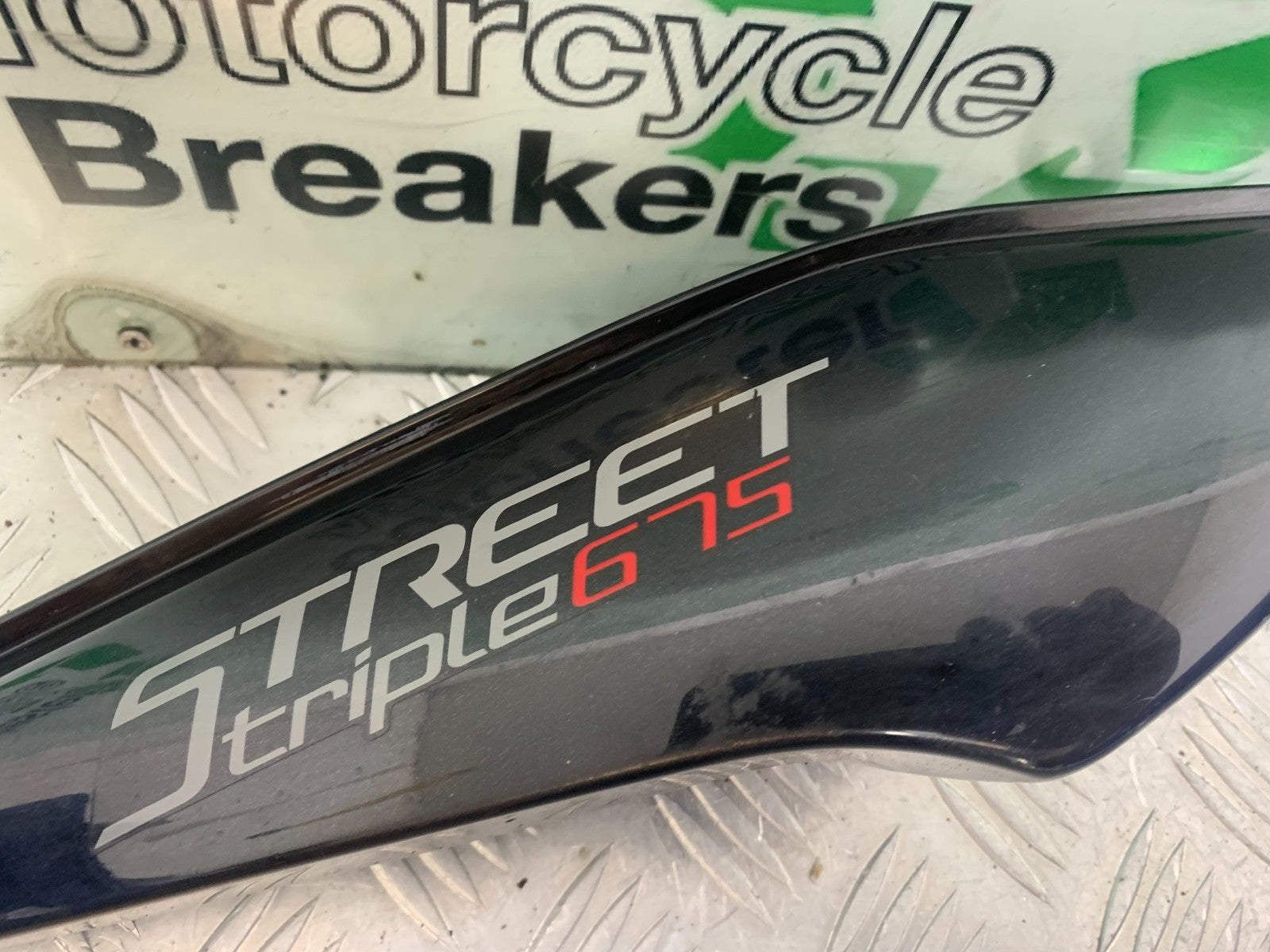 TRIUMPH 675 STREET TRIPLE RIGHT SEAT PANEL    2013-2016 (CMB1186)