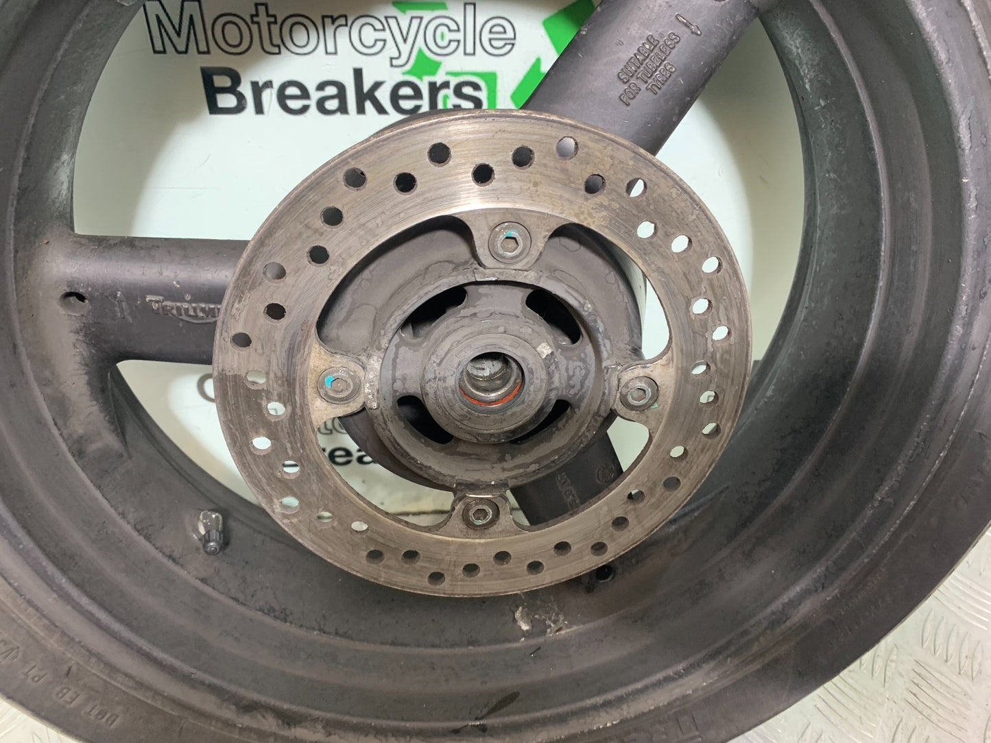 TRIUMPH 955i DAYTONA REAR WHEEL YEAR 2002-2006 (CMB1229)