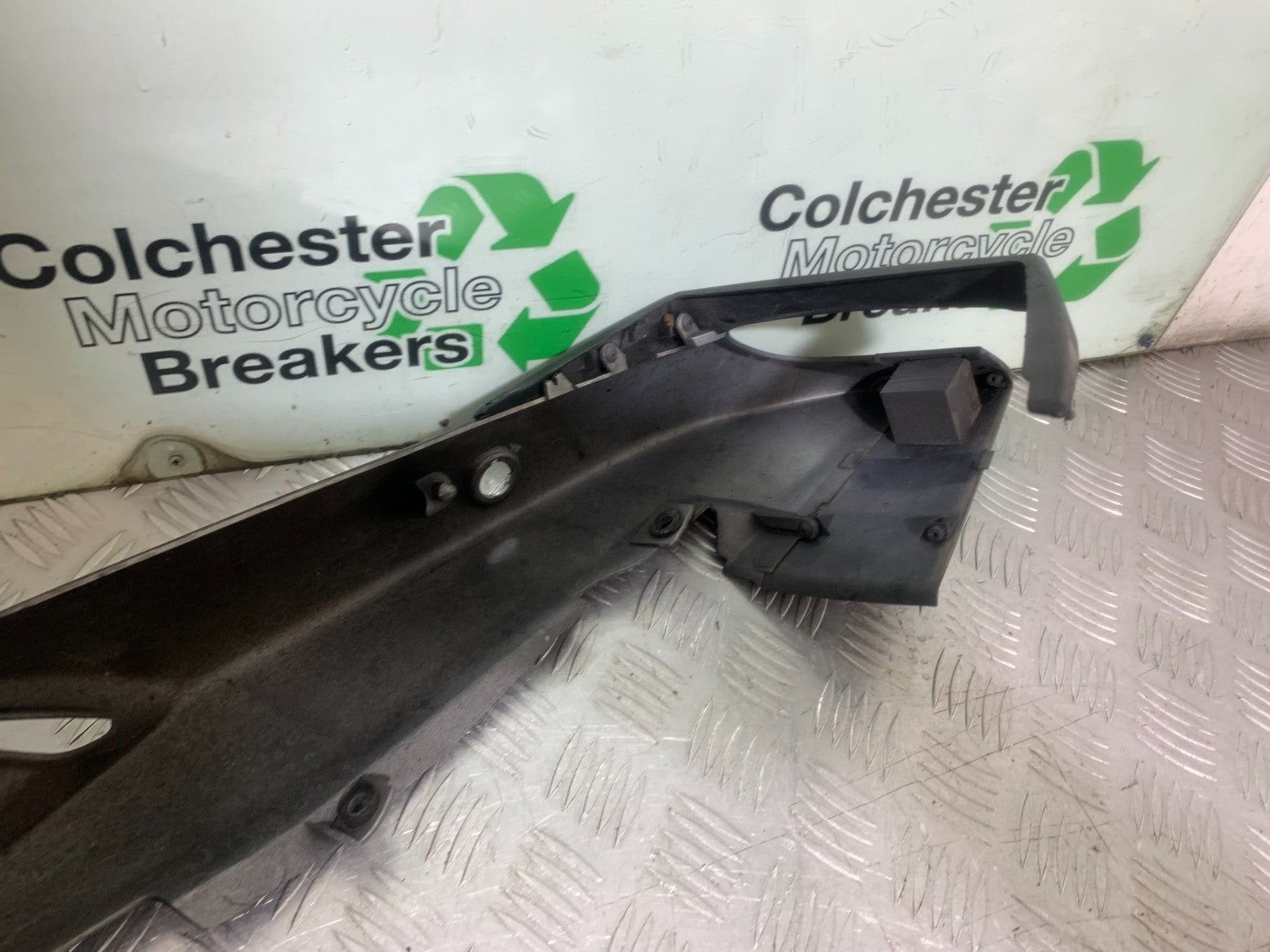 SUZUKI GS500 GS 500 LEFT SEAT PANEL   YEAR 2001-2008 (CMB1254)