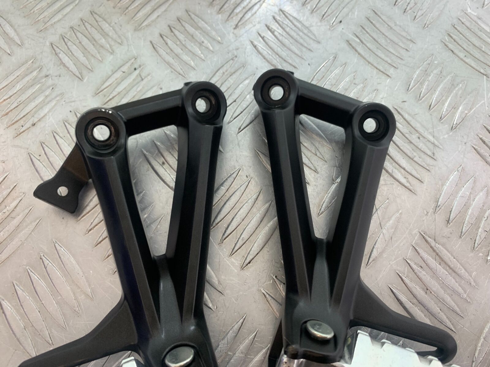 YAMAHA XSR900 XSR 900 REAR HANGERS AND PEGS  YEAR 2021-2022 (CMB1073)