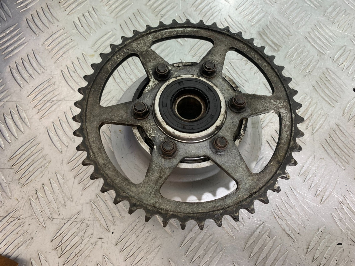 SUZUKI GSF1200 GSF 1200 BANDIT SPROCKET CARRIER YEAR 2001-2004 (CMB1188)