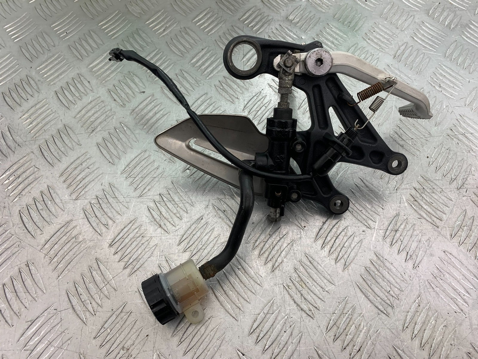 TRIUMPH 675 STREET TRIPLE RX FRONT RIGHT HANGER  2015- 2017 (CMB1299)