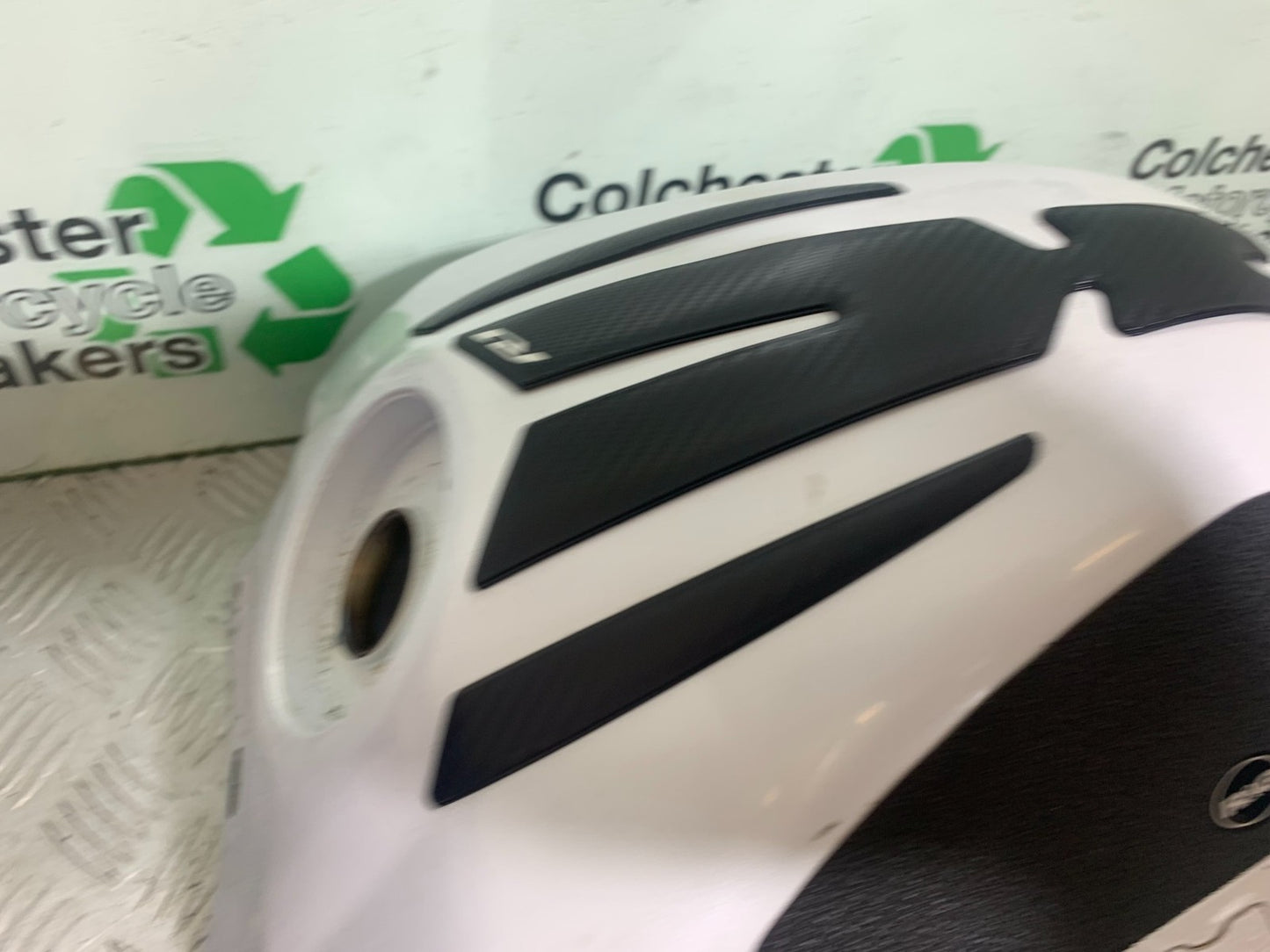 YAMAHA YZF R1 14 B BIG BANG PETROL TANK   2009-14 (CMB1175)