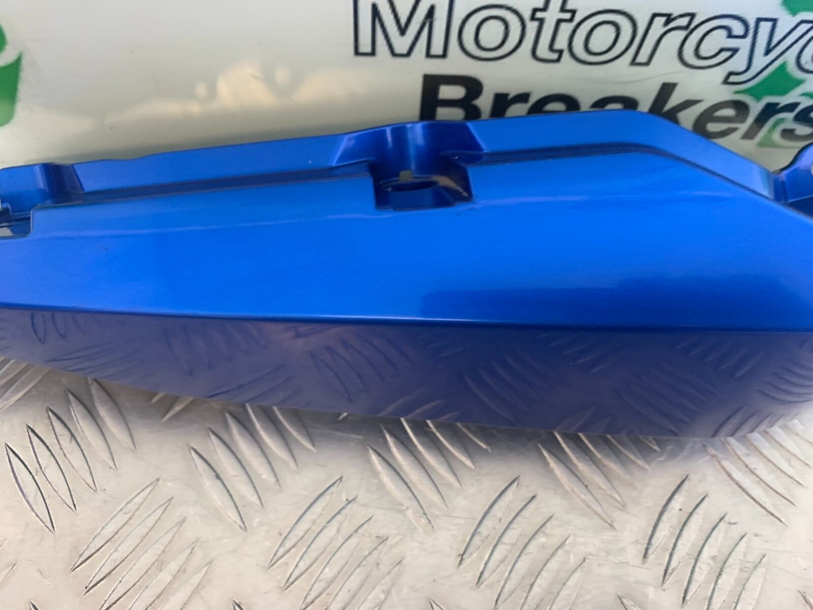 YAMAHA XJ6 XJ6-S RIGHT SEAT PANEL  YEAR 2009-2015  (CMB1070)