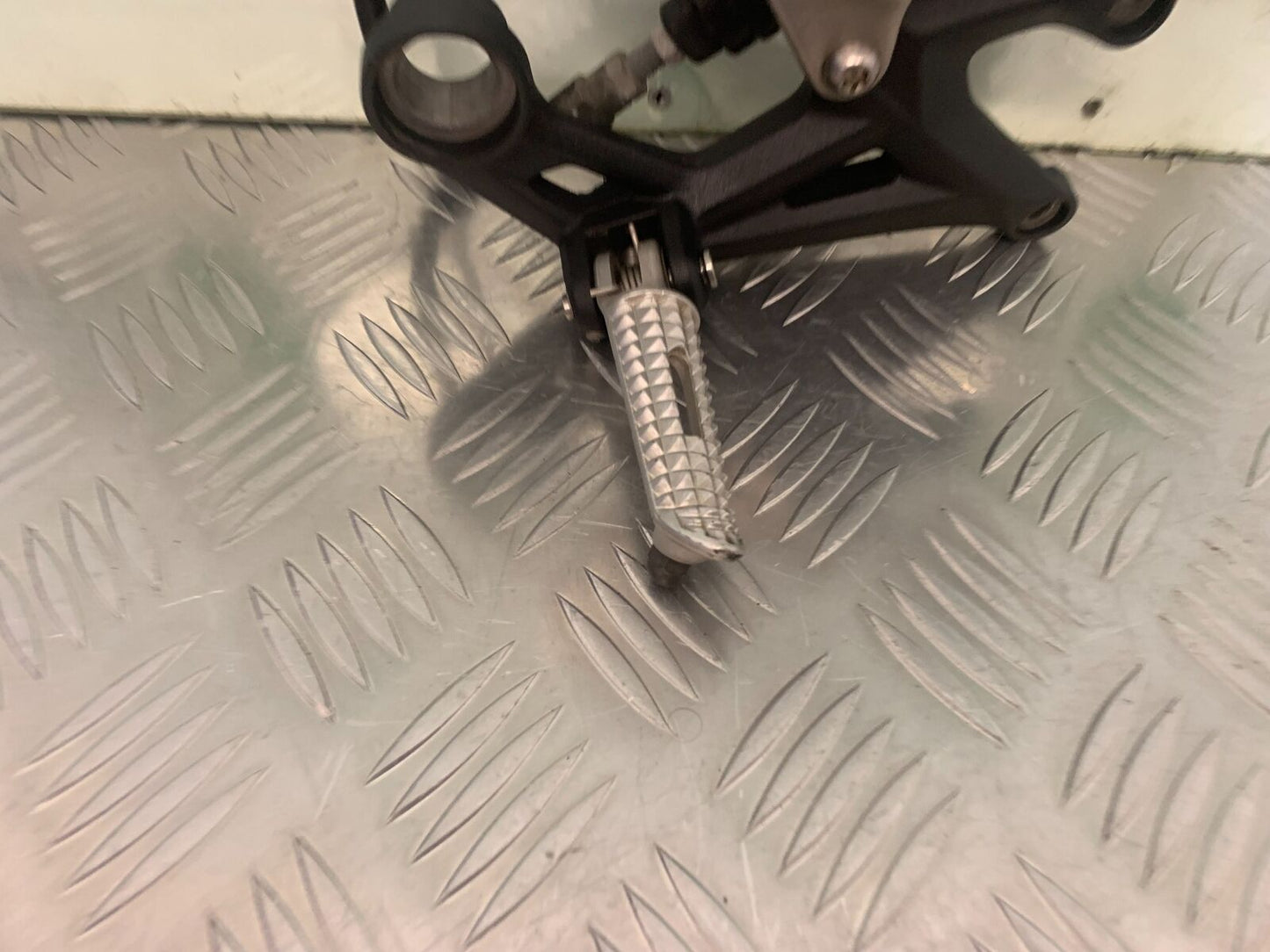 TRIUMPH 675 STREET TRIPLE RX FRONT RIGHT HANGER YEAR  2015-17 (STOCK 971)
