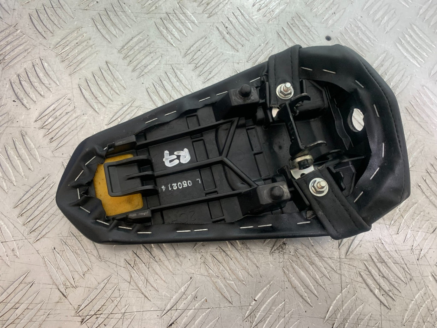 YAMAHA YZF R7 REAR SEAT  YEAR 2022-2025 (CMB1255)