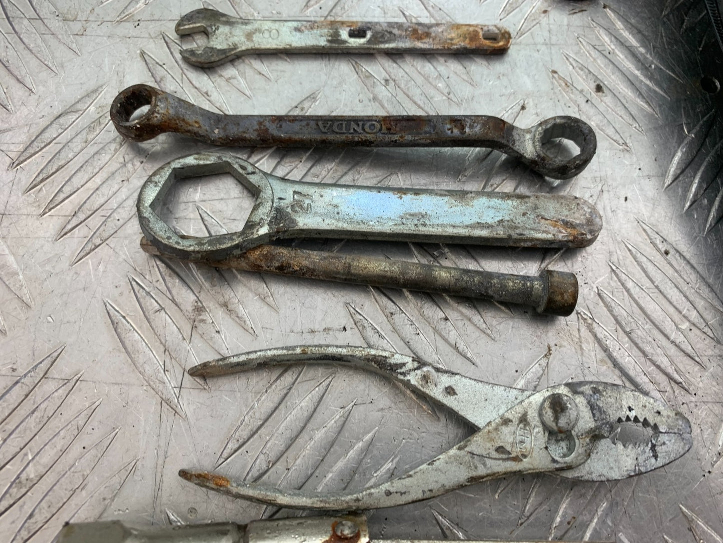 HONDA NT650 V DEAUVILLE TOOL KIT  YEAR 1999 (CMB1268)