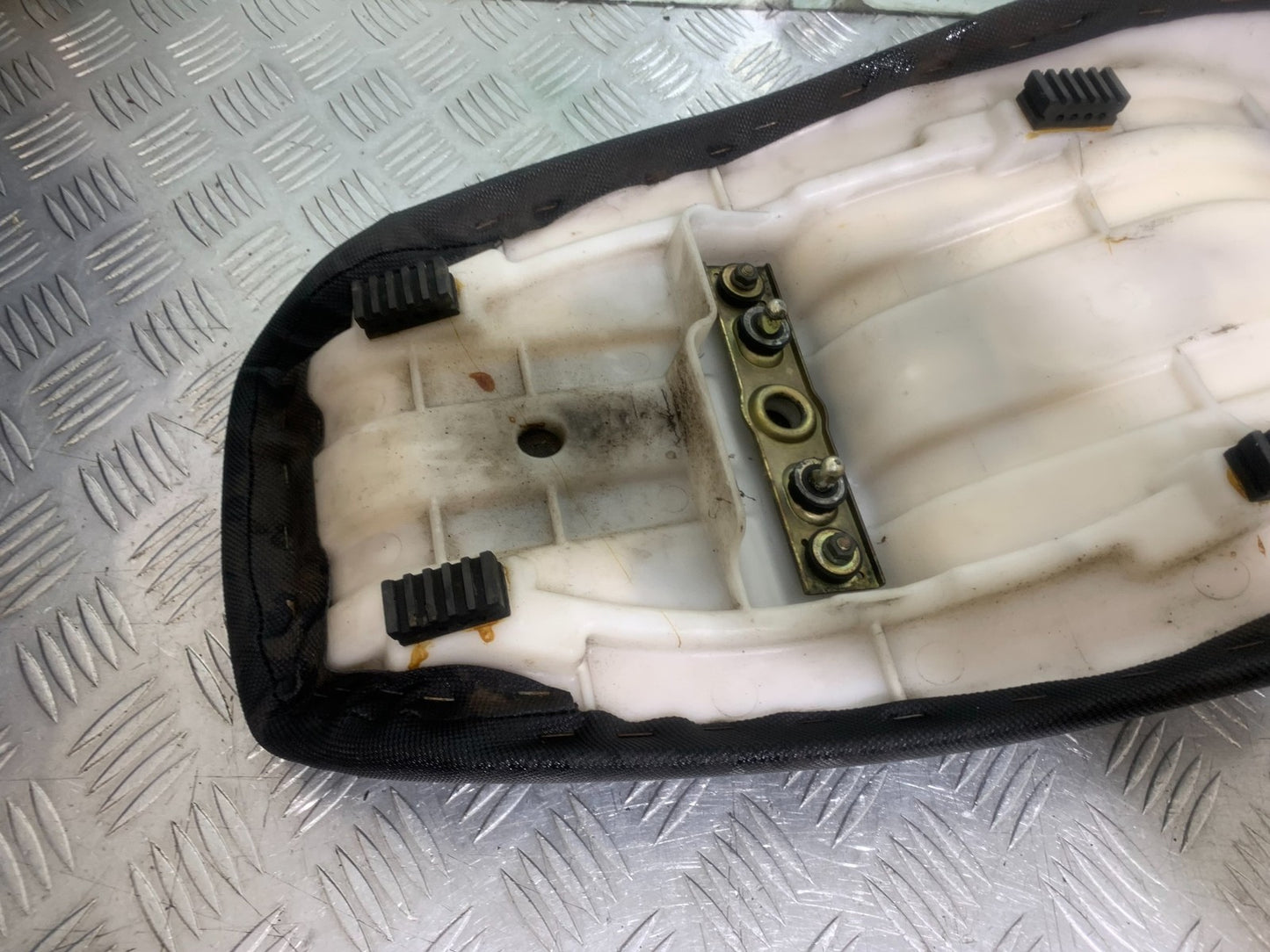 SUZUKI GS500 GS 500 SEAT   YEAR 2001-2008 (CMB1254)