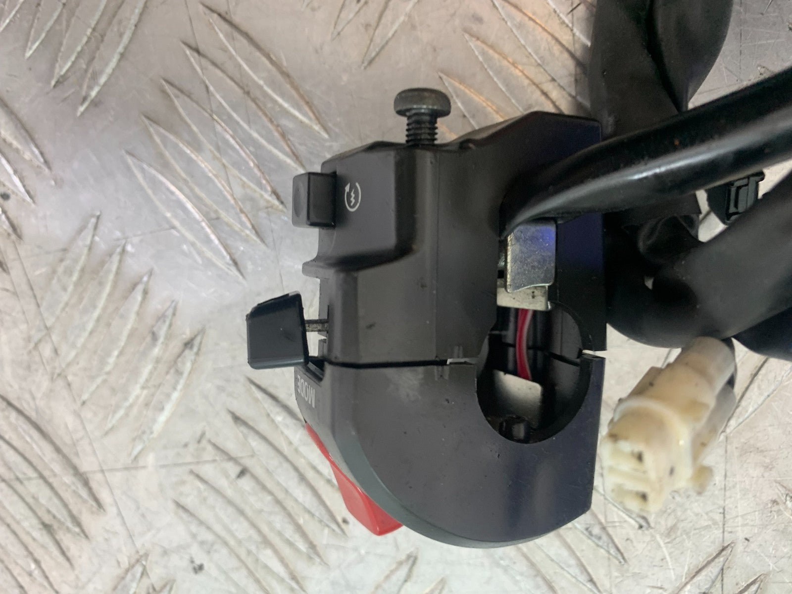 YAMAHA YZF R1 14 B BIG BANG RIGHT SWITCH GEAR   2009-14 (CMB1175)