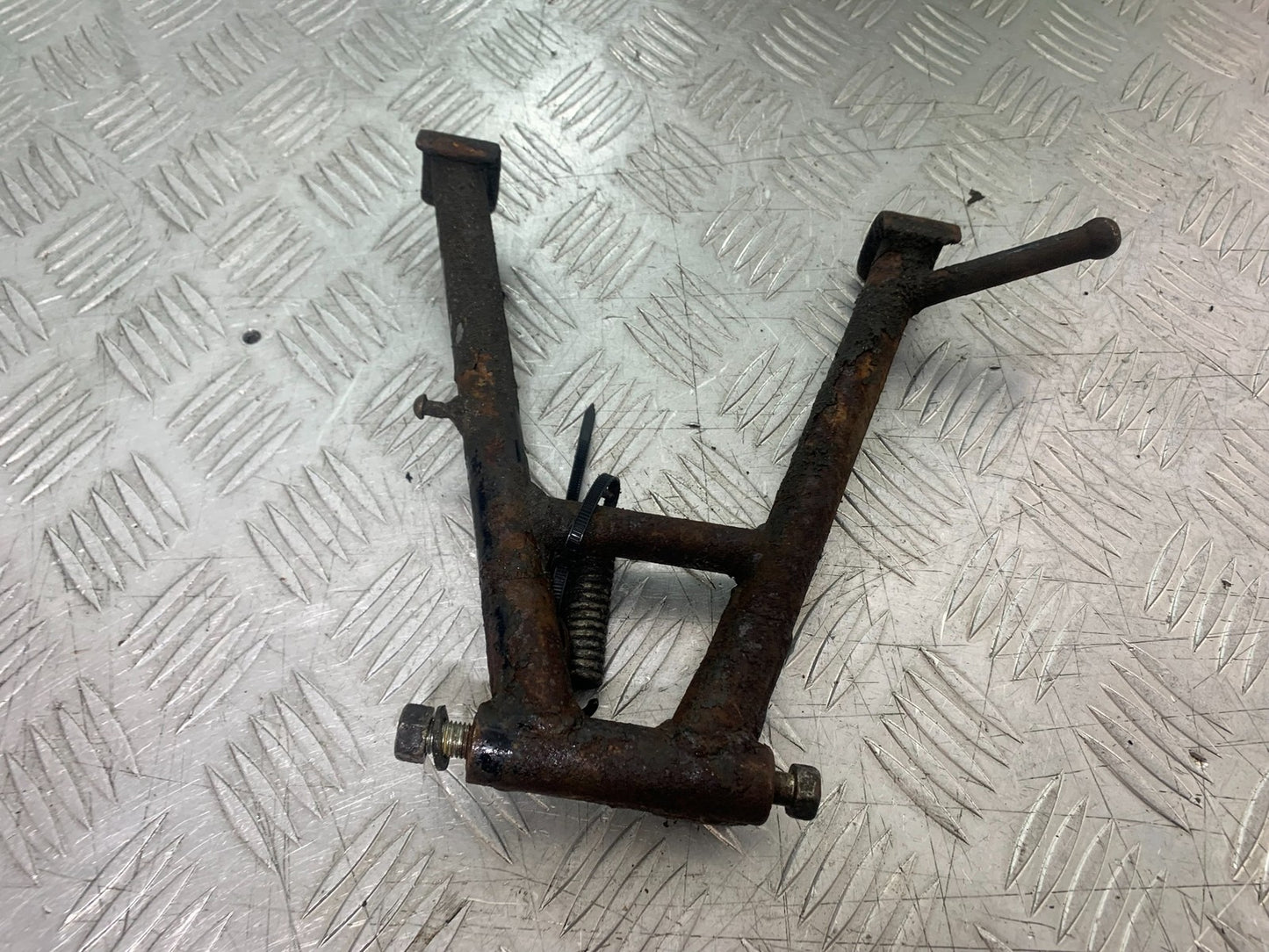 SUZUKI GP100 GP 100 CENTER STAND  YEAR 1978-1988 (CMB1259)