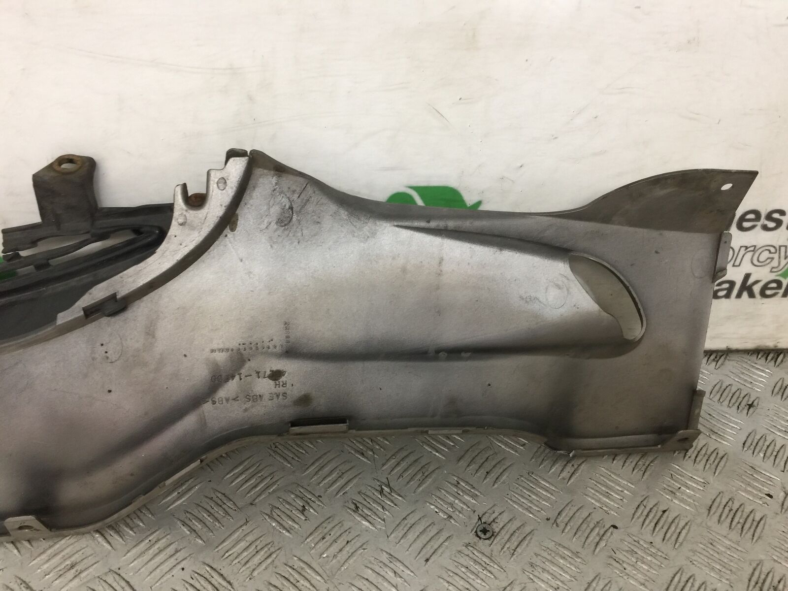 SUZUKI AN 250 BURGMAN RIGHT LOWER PANEL YEAR 1999  (STOCK 881)