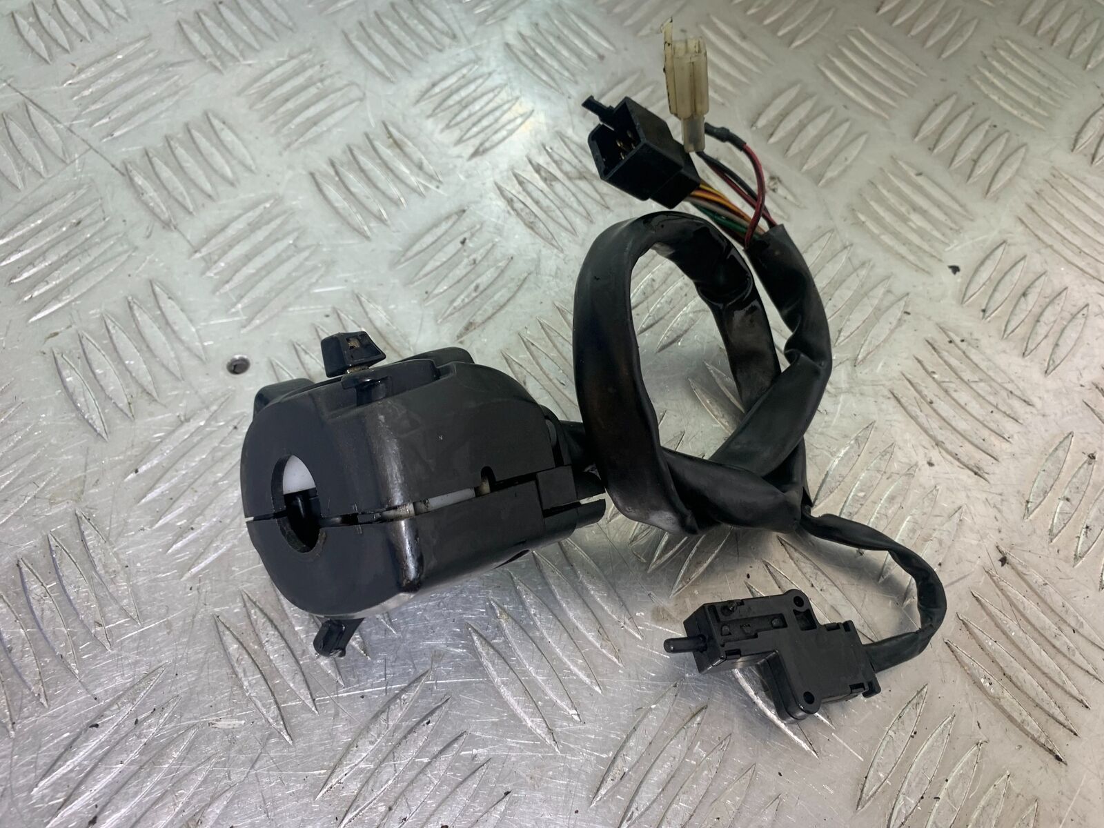 KAWASAKI Z750 ZR750 ZR-7S LEFT SWITCH GEAR  YEAR 1999-05 (CMB1135)