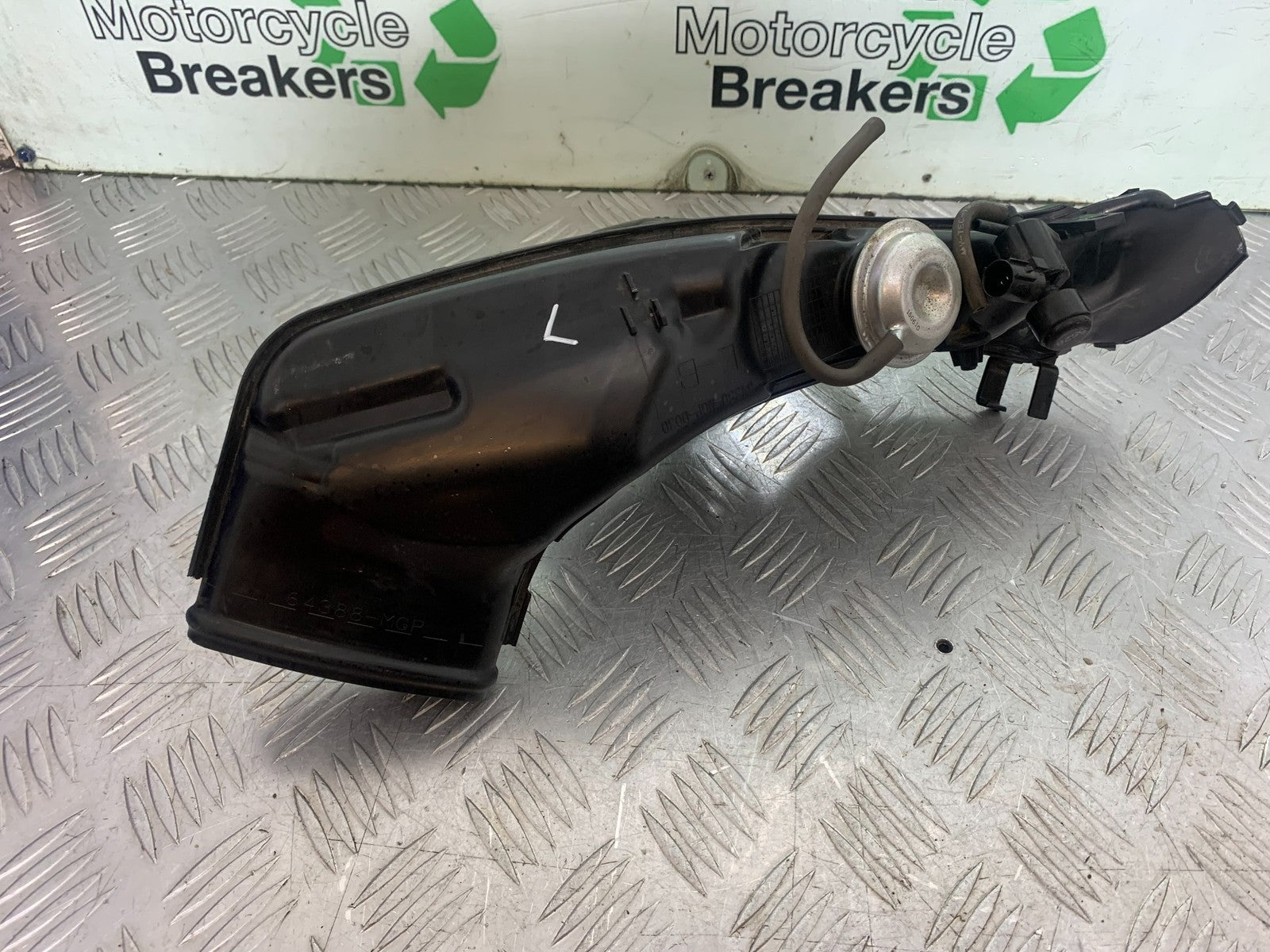 HONDA CBR1000 rr FIREBLADE LEFT AIR TUBE  YEAR 2012-2016 (CMB1198)