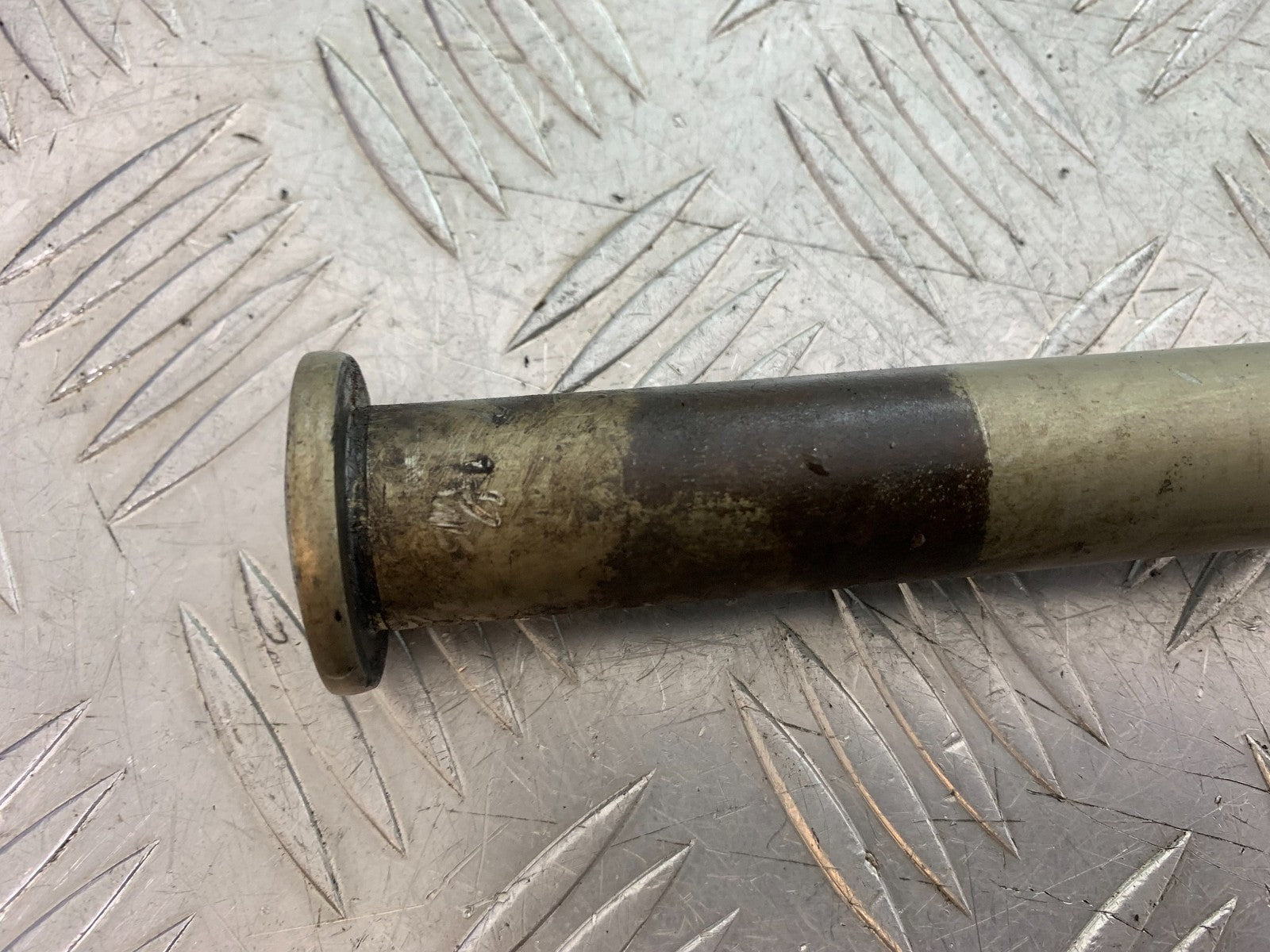 TRIUMPH SPEED TRIPLE R 1050 SWINGARM SPINDLE  2009 (CMB1183)