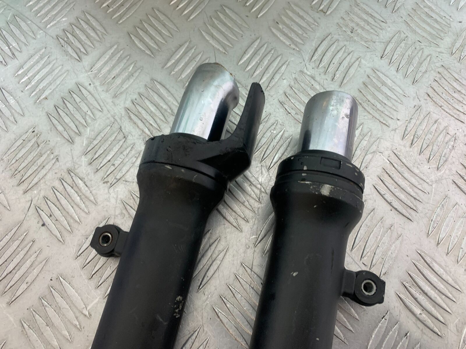 KAWASAKI Z650 ER650 KNFAN FORK BOTTOMS  YEAR 2022-2024 (CMB1112)
