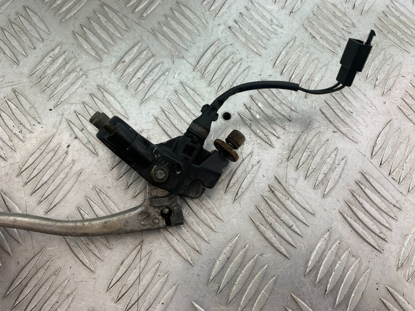 TRIUMPH T509 SPEED TRIPLE CLUTCH LEVER AND BRACKET YEAR 1997-1998 (CMB1144)