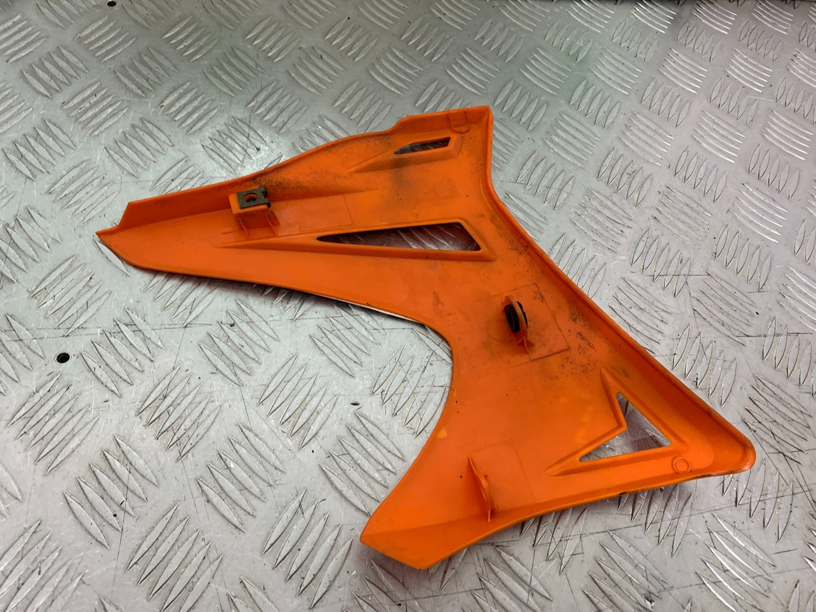 QINGQI QM125 GY-2B RIGHT TANK COWL  YEAR 2016 (CMB1228)
