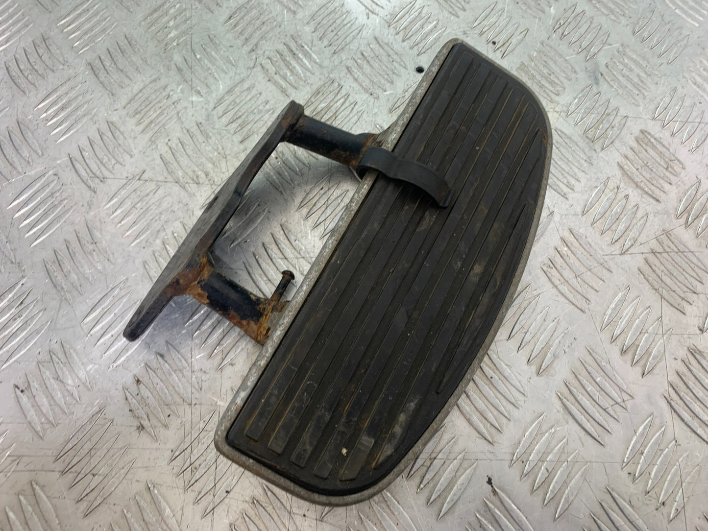 KAWASAKI VN1500 CLASSIC LEFT FOOTBOARD YEAR 1999 -2006 (CMB1166)