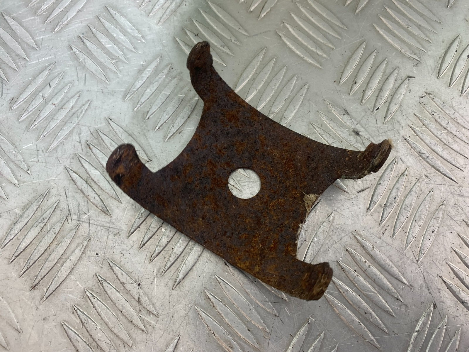 HONDA CBF125 CBF 125 FRONT MUDGUARD BRACKET  YEAR 2009-14  (CMB1172)