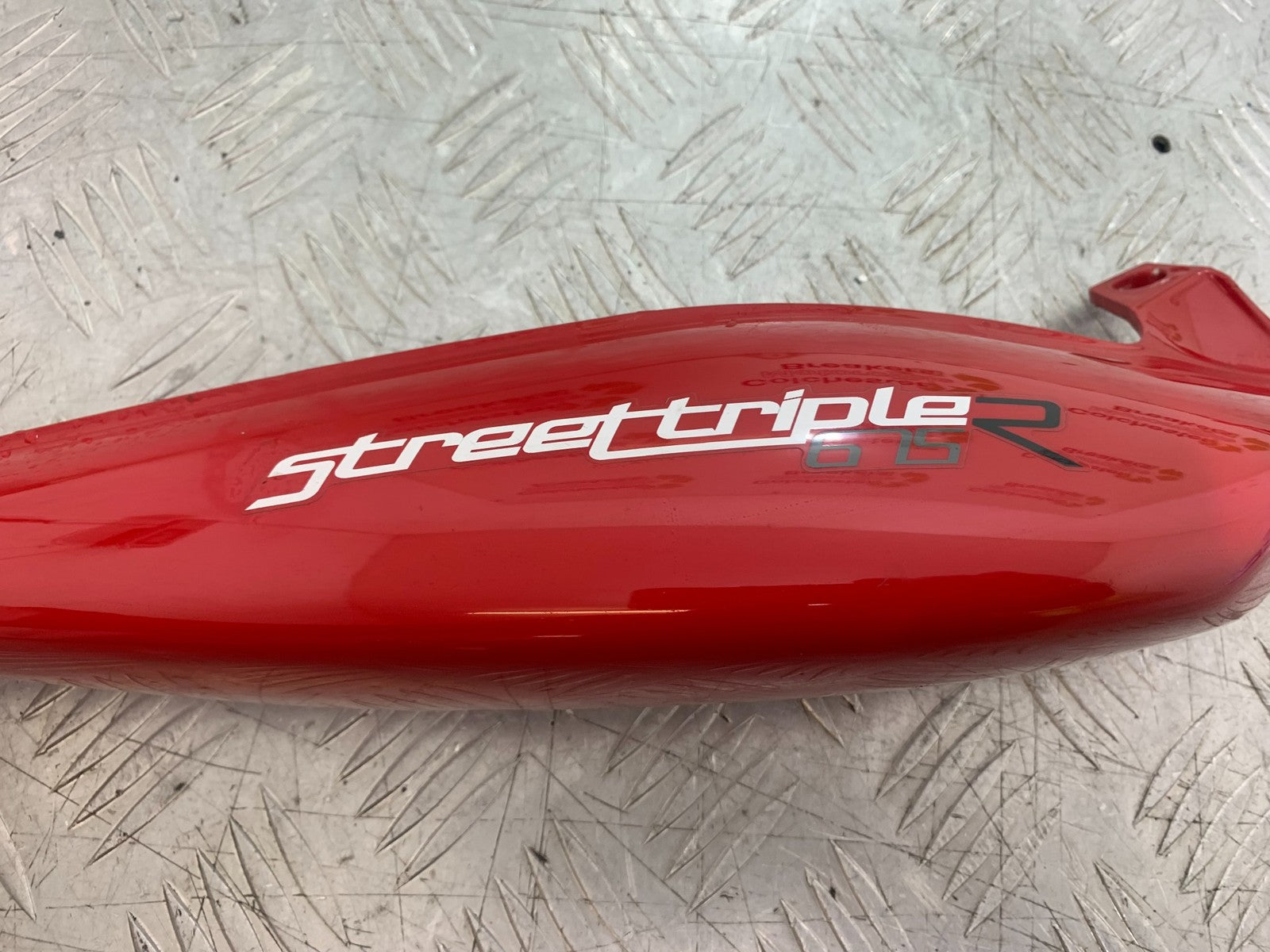 TRIUMPH 675 STREET TRIPLE R RIGHT SEAT PANEL YEAR 2013 - 2016 (CMB1221)