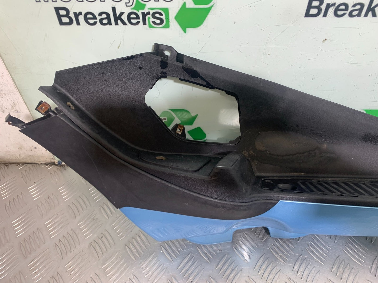 PIAGGIO MP3 250 ie RIGHT FOOTBOARD YEAR 2007 (CMB1307)