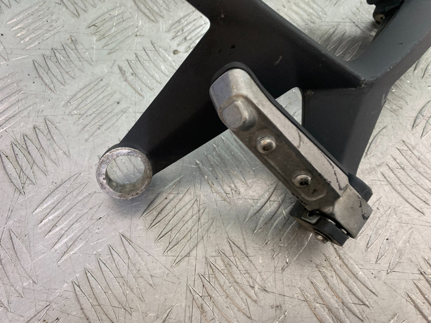 TRIUMPH 1050 SPRINT GT RIGHT REAR HANGER AND PEG  YEAR 2010-2016 (CMB1250)