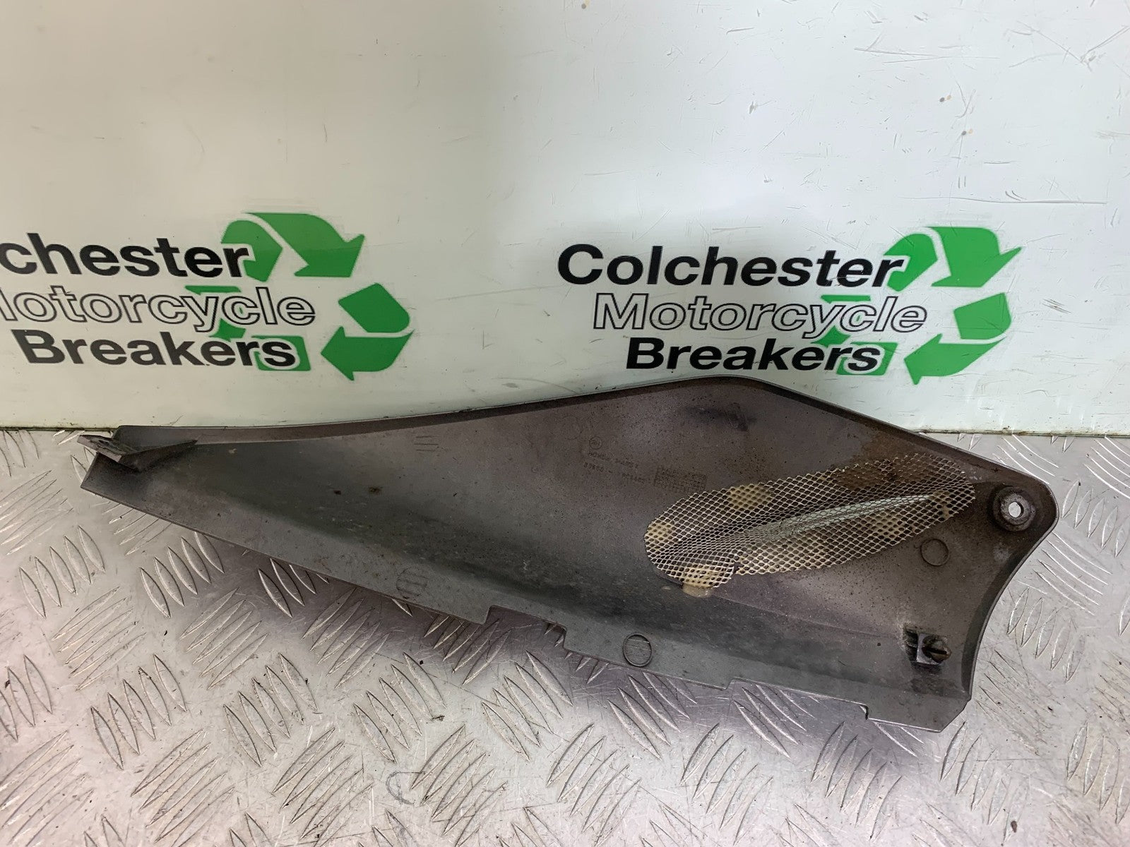 HONDA XL125 VARADERO RIGHT SEAT PANEL  YEAR 2001-2006  (CMB1304)