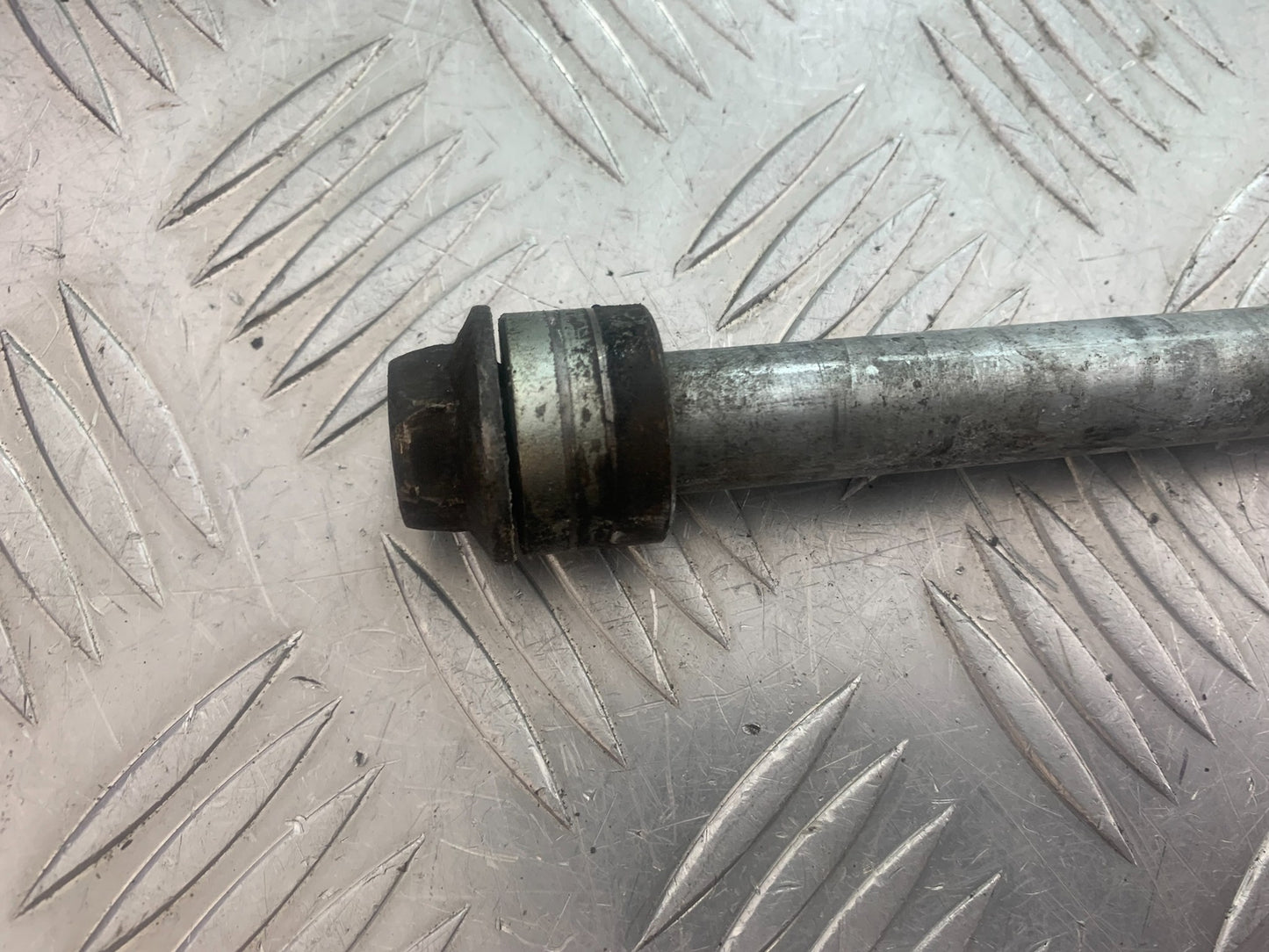 YAMAHA XV535 XV 535 VIRAGO FRONT WHEEL SPINDLE YEAR 1994-02 (CMB1139)