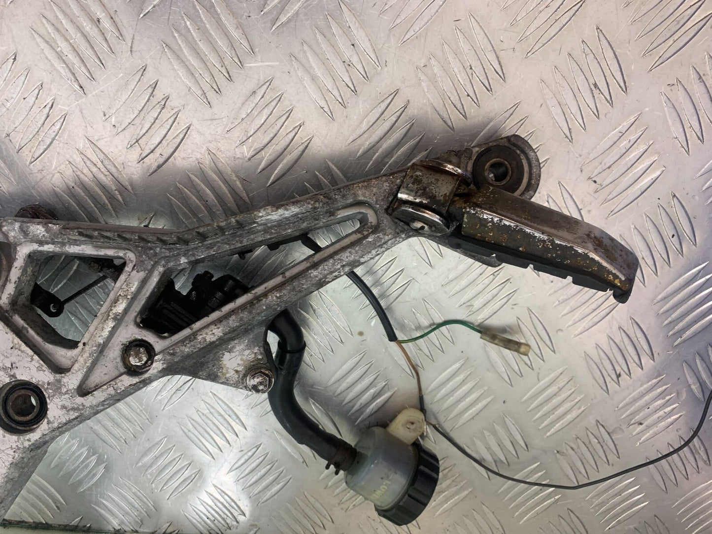 YAMAHA FJ1100 FJ 1100 RIGHT HANGER   YEAR 1984-1985 (CMB1101)