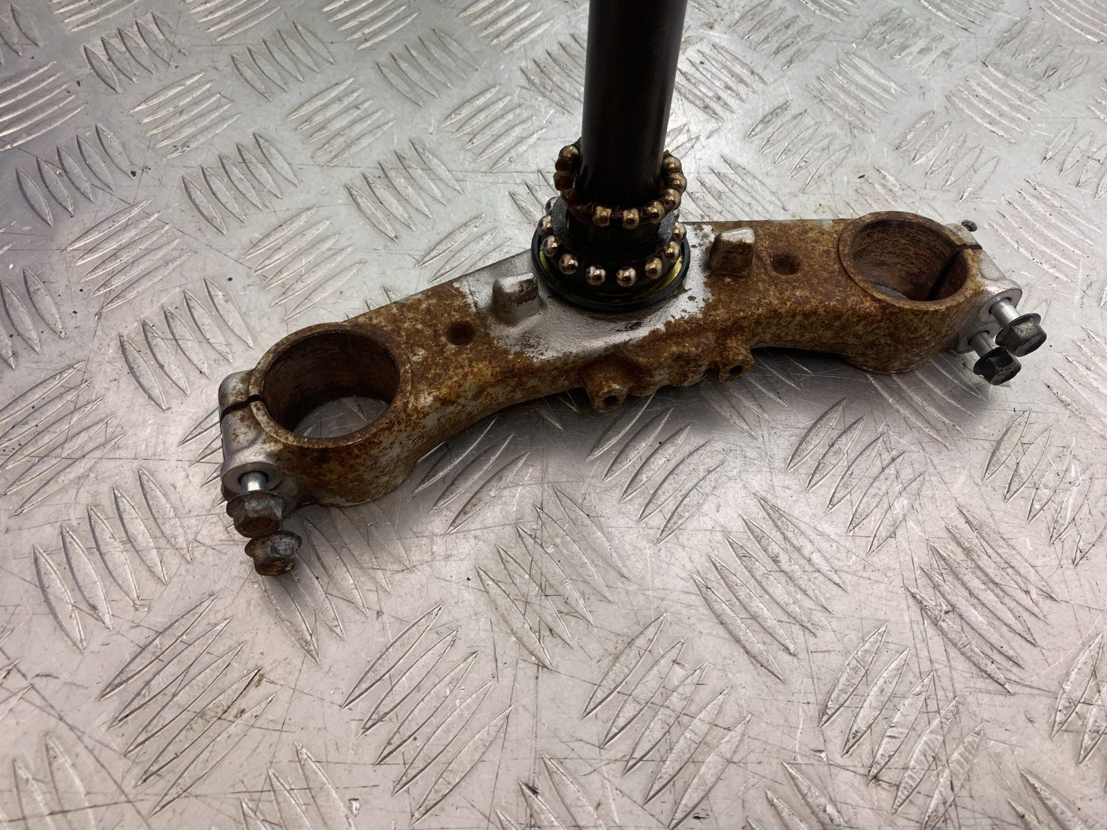 SUZUKI GSF600 GSF 600 BANDIT BOTTOM YOKE   2000-2004 (CMB1269)