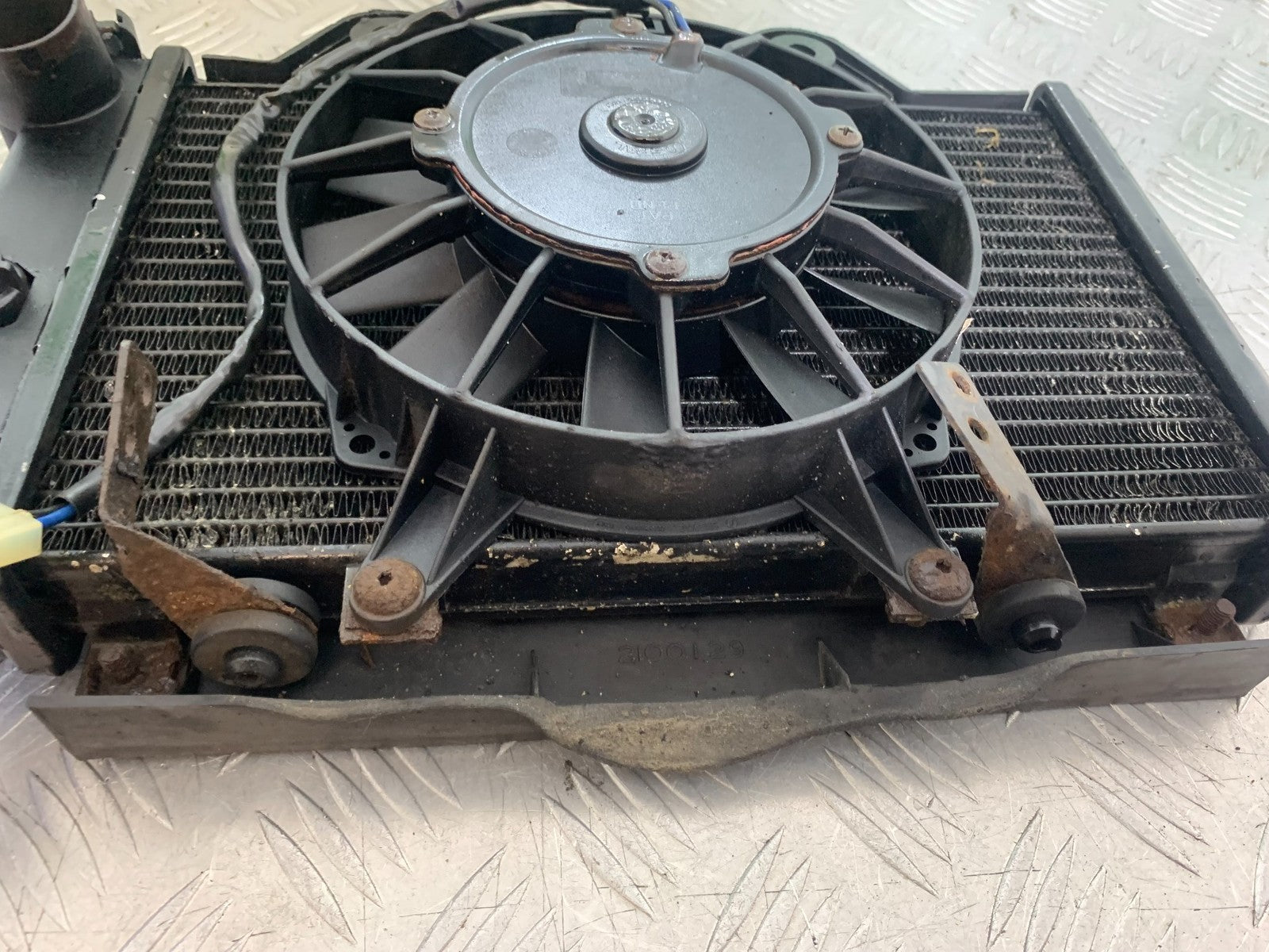 TRIUMPH TROPHY 900 RADIATOR AND FAN   YEAR 1991-95 (CMB1251)