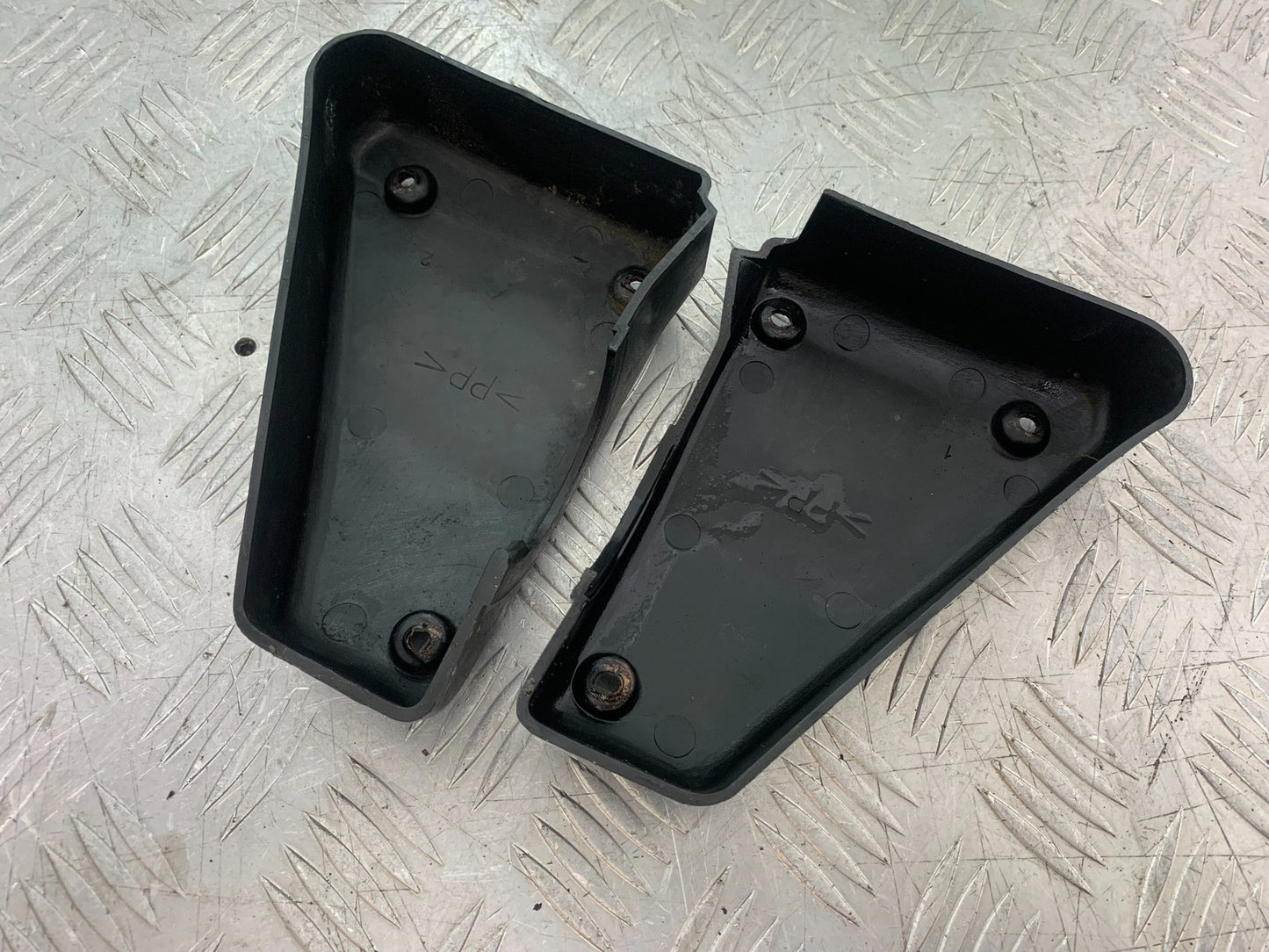 YAMAHA FZS600 FAZER 600 LEFT AND RIGHT AIRBOX COVERS   YEAR 1998-2001 (CMB1267)