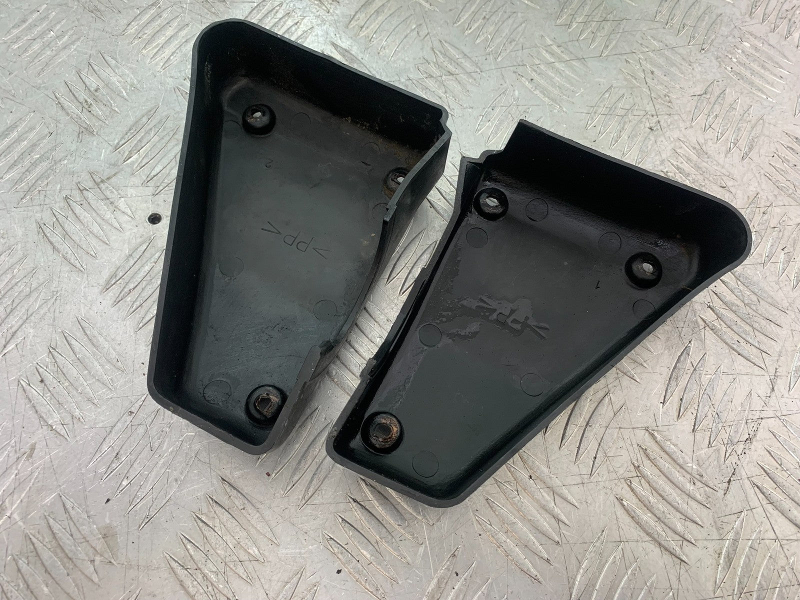 YAMAHA FZS600 FAZER 600 LEFT AND RIGHT AIRBOX COVERS   YEAR 1998-2001 (CMB1267)