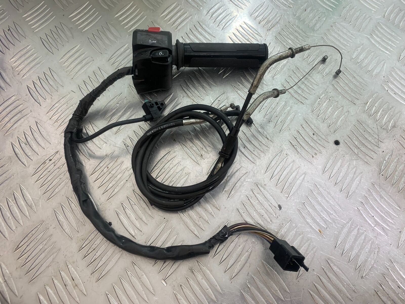 HONDA VFR400 VFR 400 NC21 THROTTLE CABLES & SWITCH GEAR  YEAR 1986-87 (CMB1043)