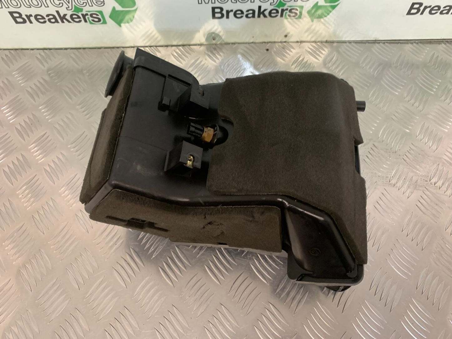 YAMAHA FJR1300 FJR 1300 AIRBOX  YEAR 2001-05 (STOCK 946)