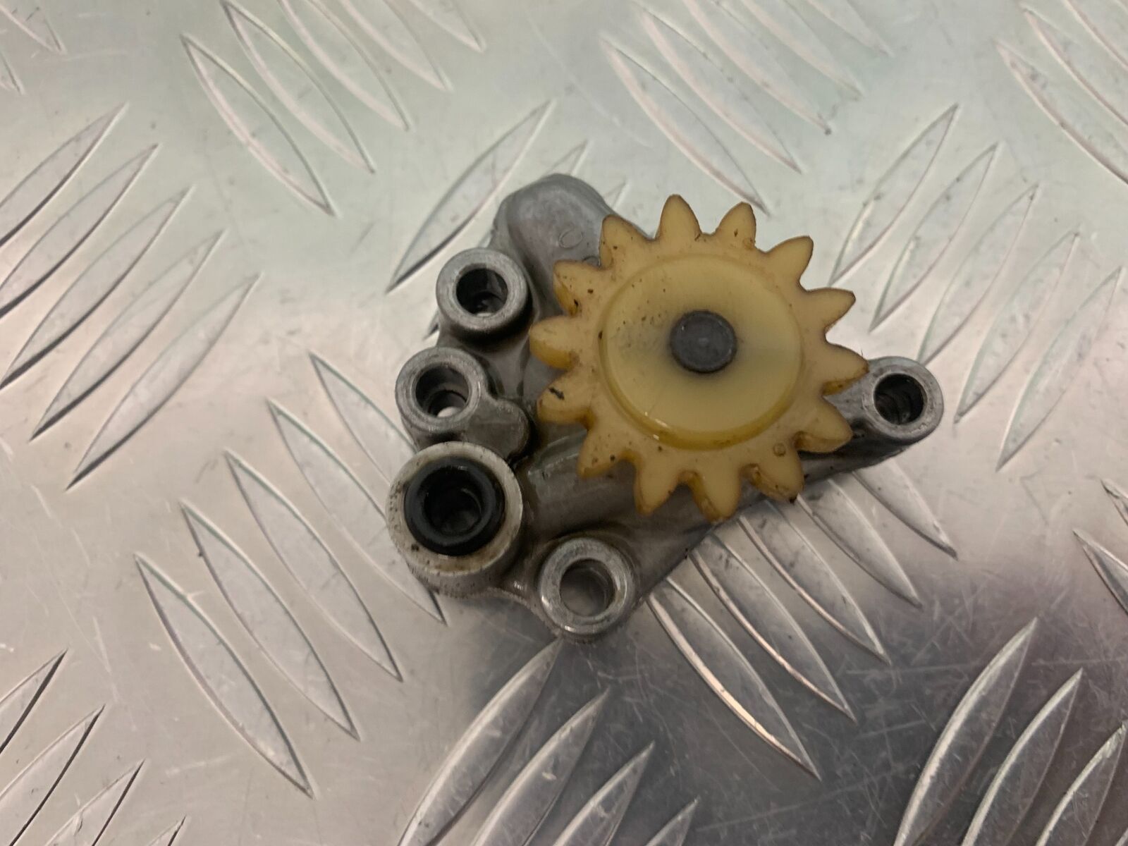 YAMAHA XT250 XT 250 OIL PUMP  YEAR 1980-1982  (STOCK 944)