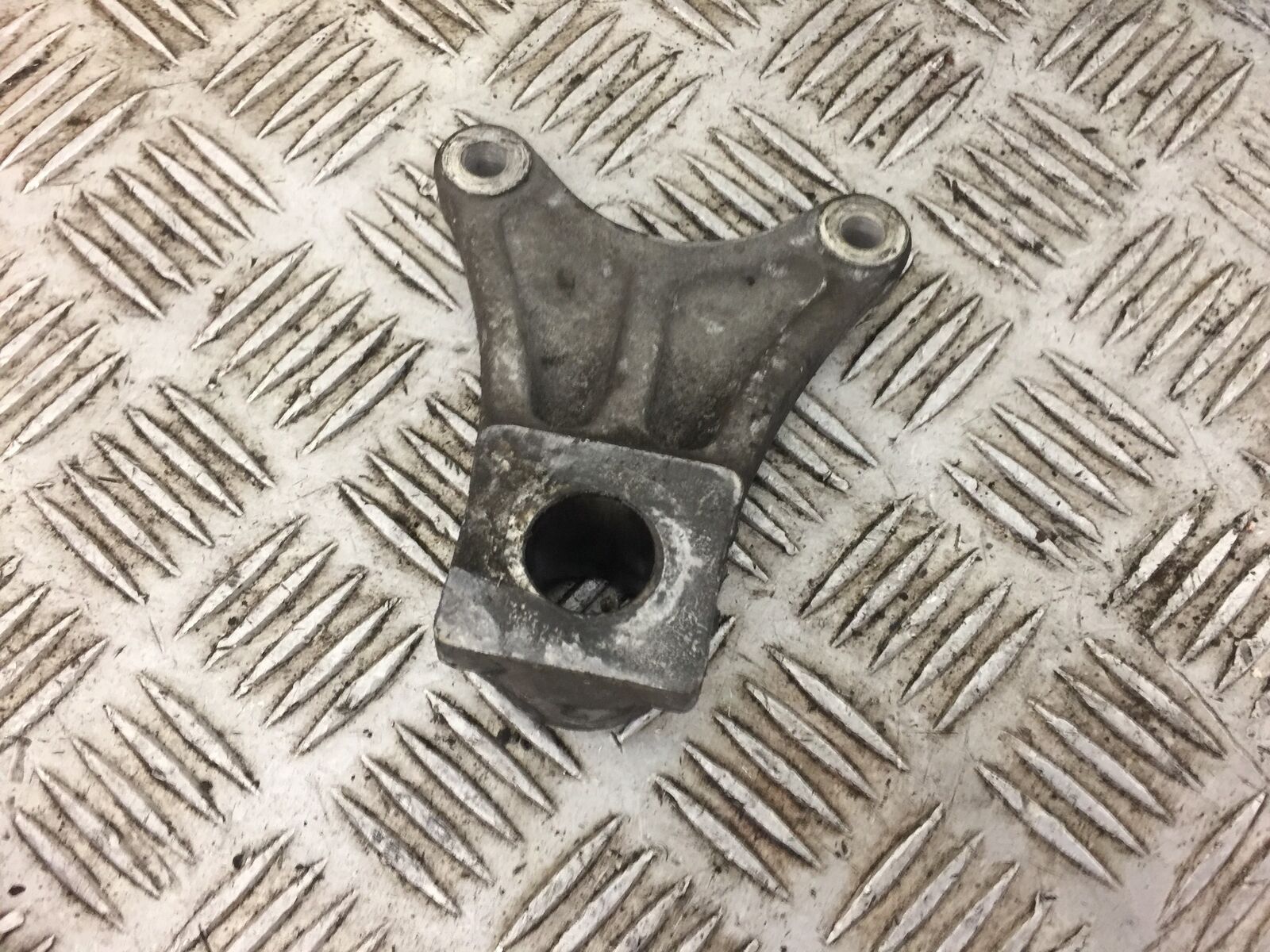 SUZUKI GSF600 GSF 600 BANDIT REAR CALIPER BRACKET  YEAR 2002 STOCK 443