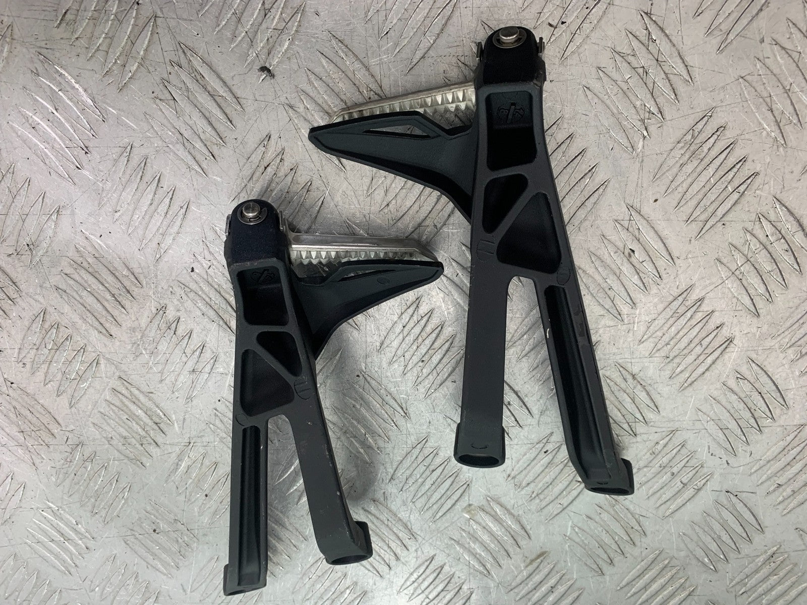 TRIUMPH 675 STREET TRIPLE RX REAR HANGER AND PEGS   2015- 2017 (CMB1299)