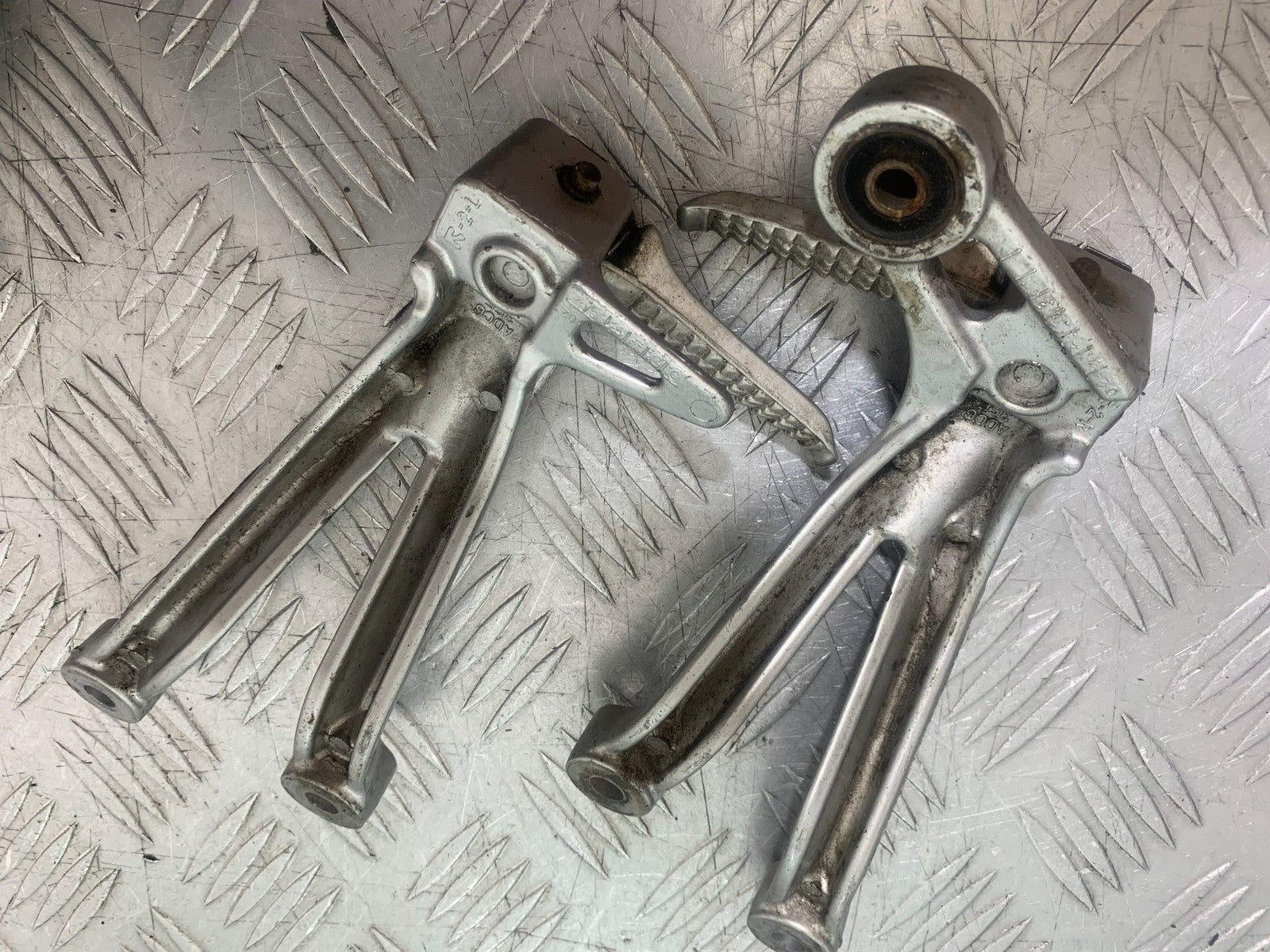 SUZUKI GSXR600 GSXR 600 K1 K2 K3 REAR HANGERS AND PEGS   1999-03 (CMB1284)