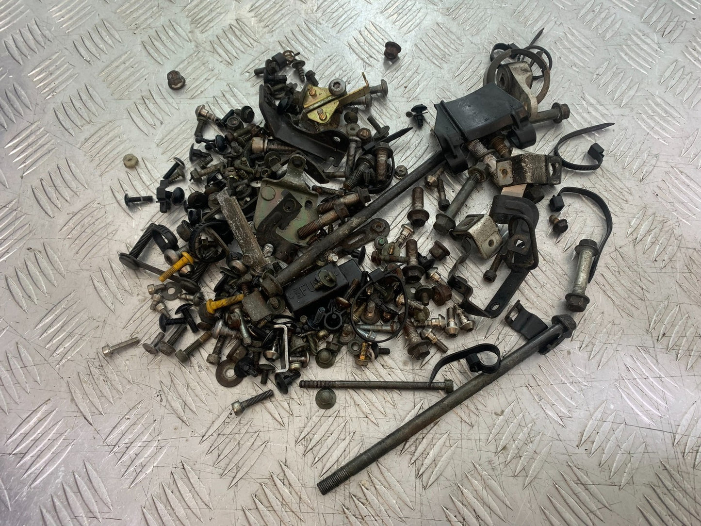YAMAHA YZF R1 4XV NUTS BOLTS BRACKETS  YEAR 1998-99 (CMB1291)