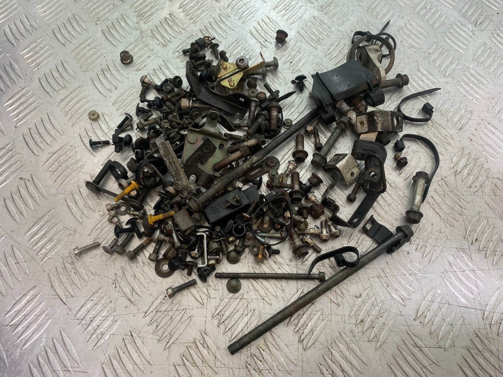 YAMAHA YZF R1 4XV NUTS BOLTS BRACKETS  YEAR 1998-99 (CMB1291)