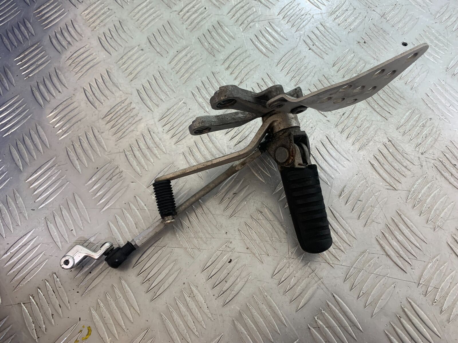 KAWASAKI ZX6R ZX6 J FRONT LEFT HANGER   YEAR 2000 (CMB1129)