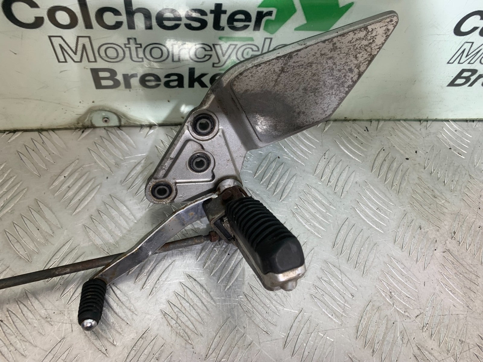 SUZUKI GSF600 GSF 600 BANDIT FRONT LEFT HANGER   2000-2004 (CMB1269)