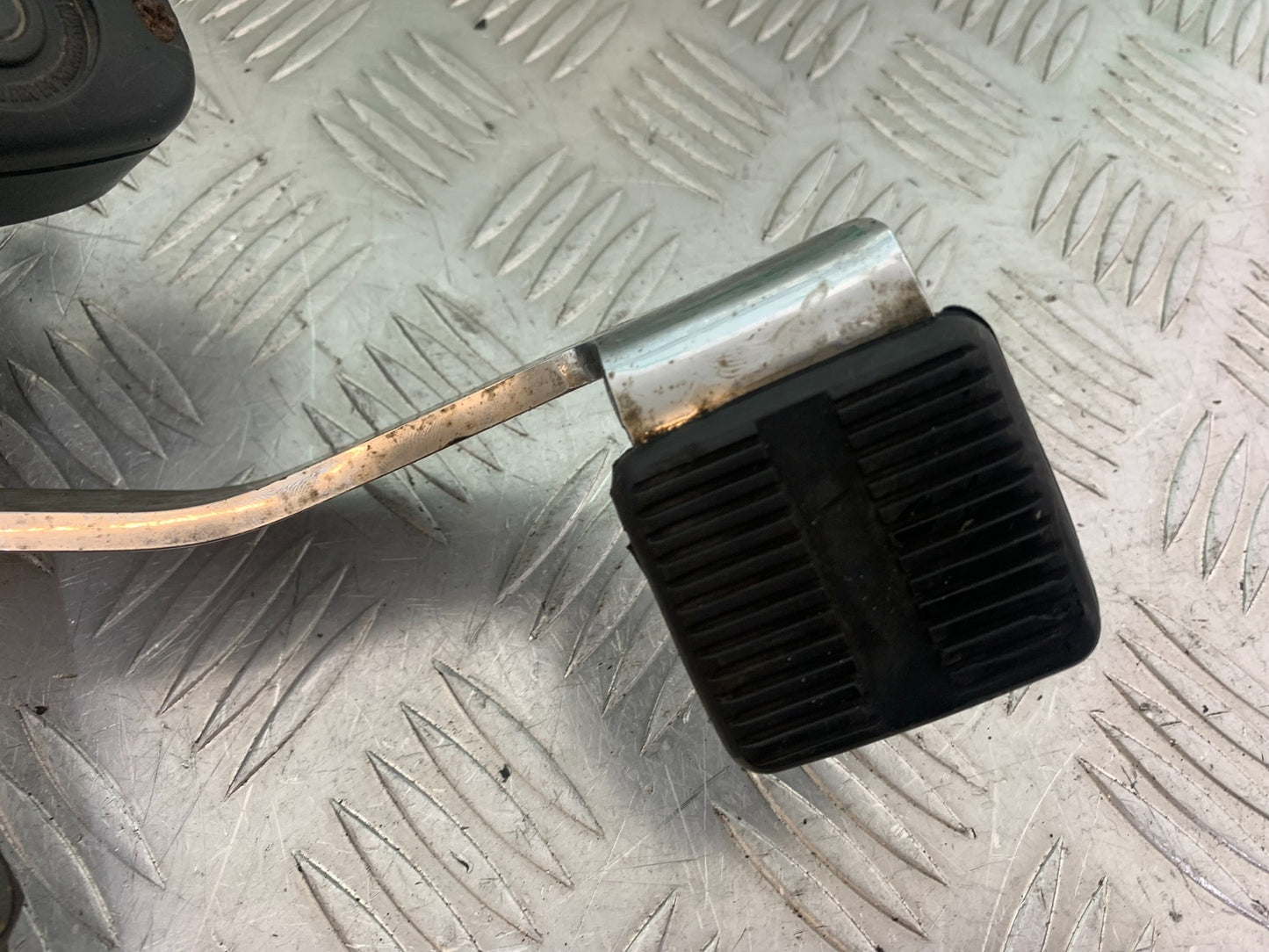HARLEY DAVIDSON FXS BLACKLINE 1585 FRONT RIGHT HANGER  YEAR 2012 (CMB1147)