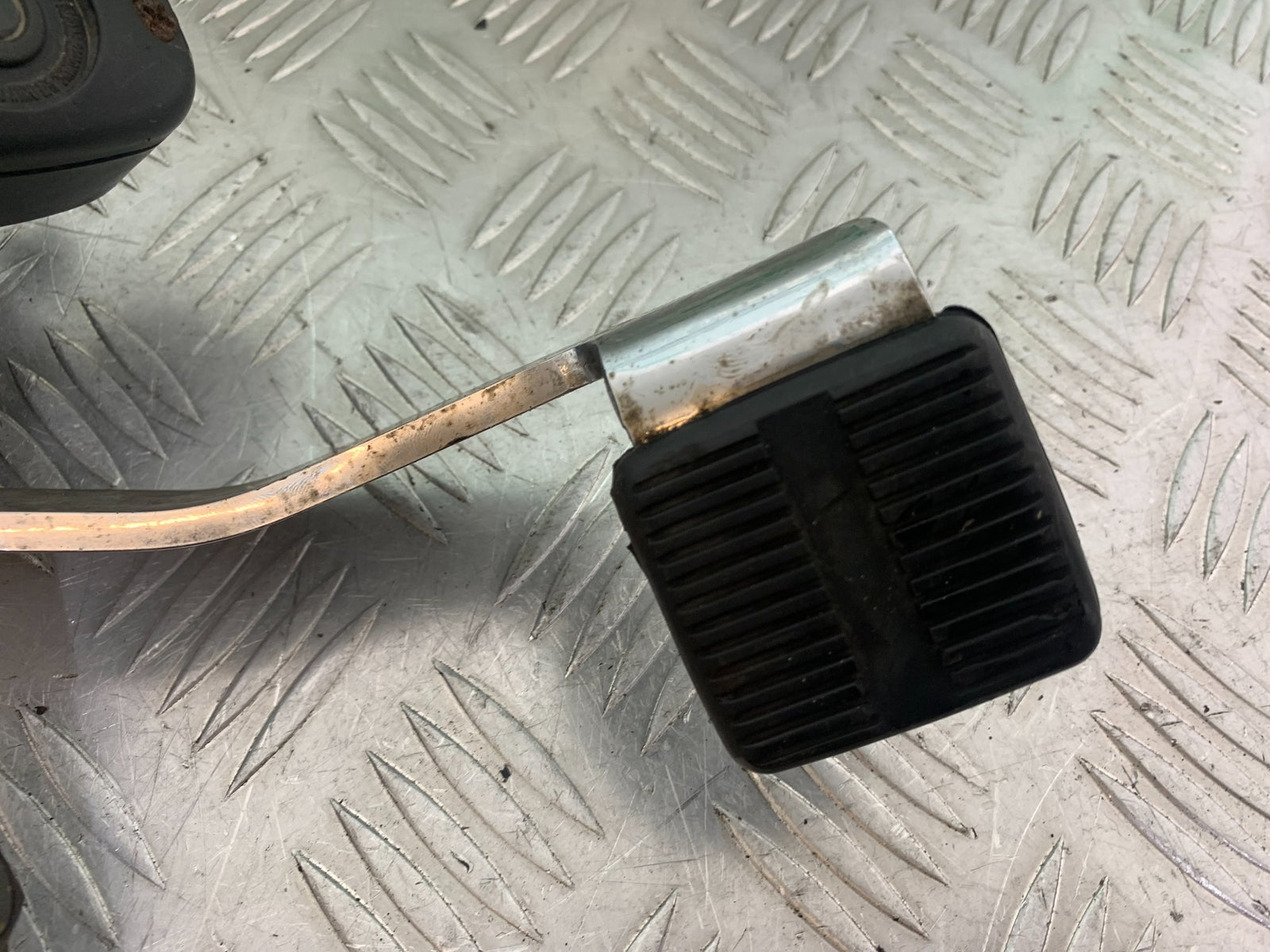HARLEY DAVIDSON FXS BLACKLINE 1585 FRONT RIGHT HANGER  YEAR 2012 (CMB1147)