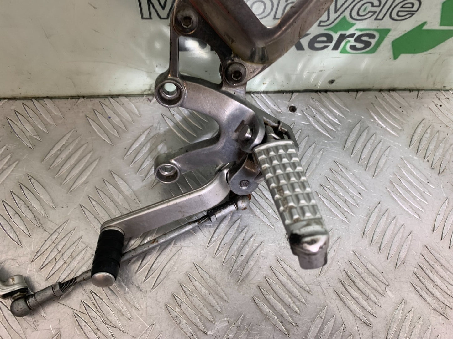 TRIUMPH SPEED TRIPLE R 1050 FRONT LEFT HANGER COMPLETE   2009 (CMB1183)