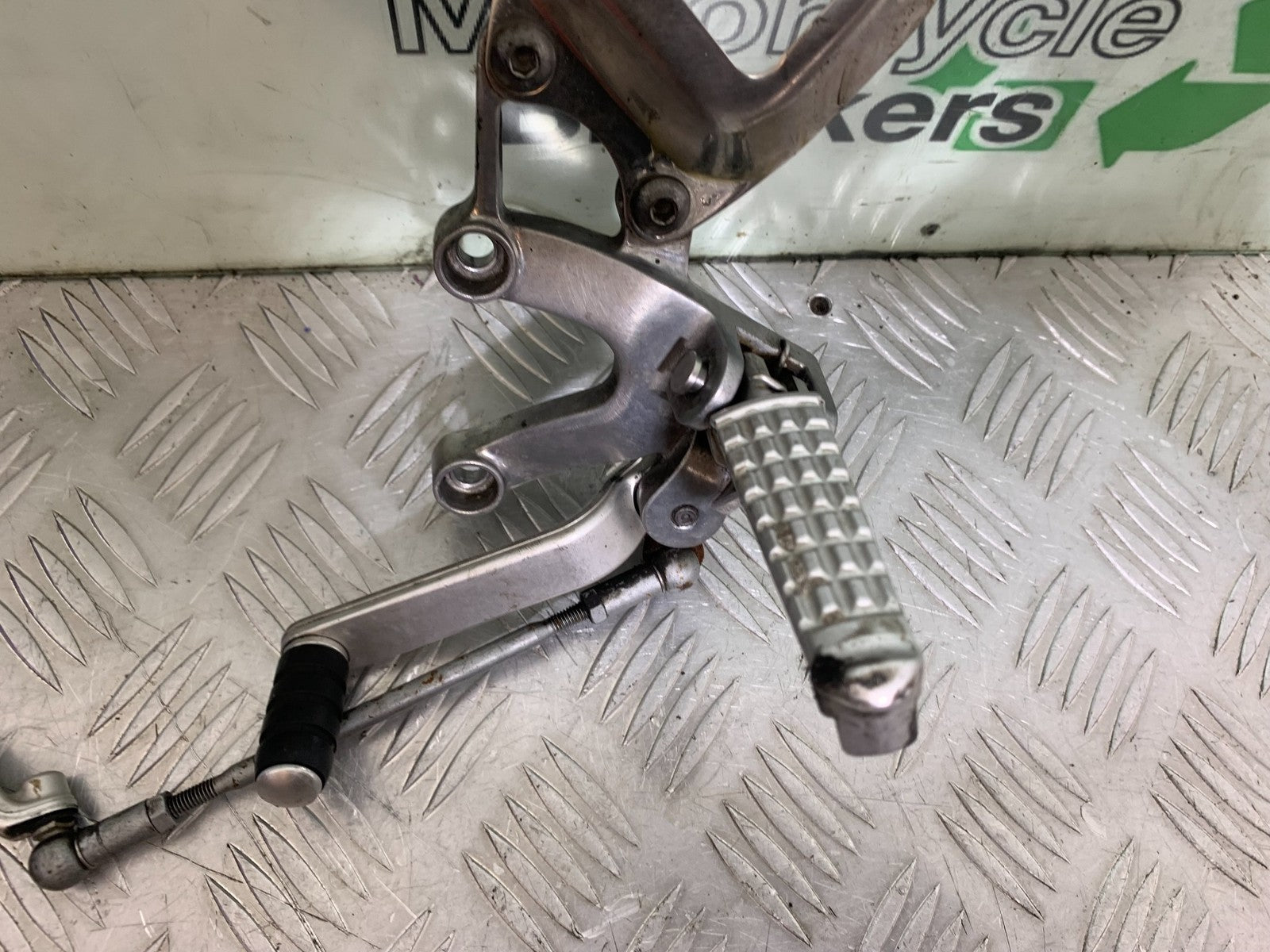 TRIUMPH SPEED TRIPLE R 1050 FRONT LEFT HANGER COMPLETE   2009 (CMB1183)