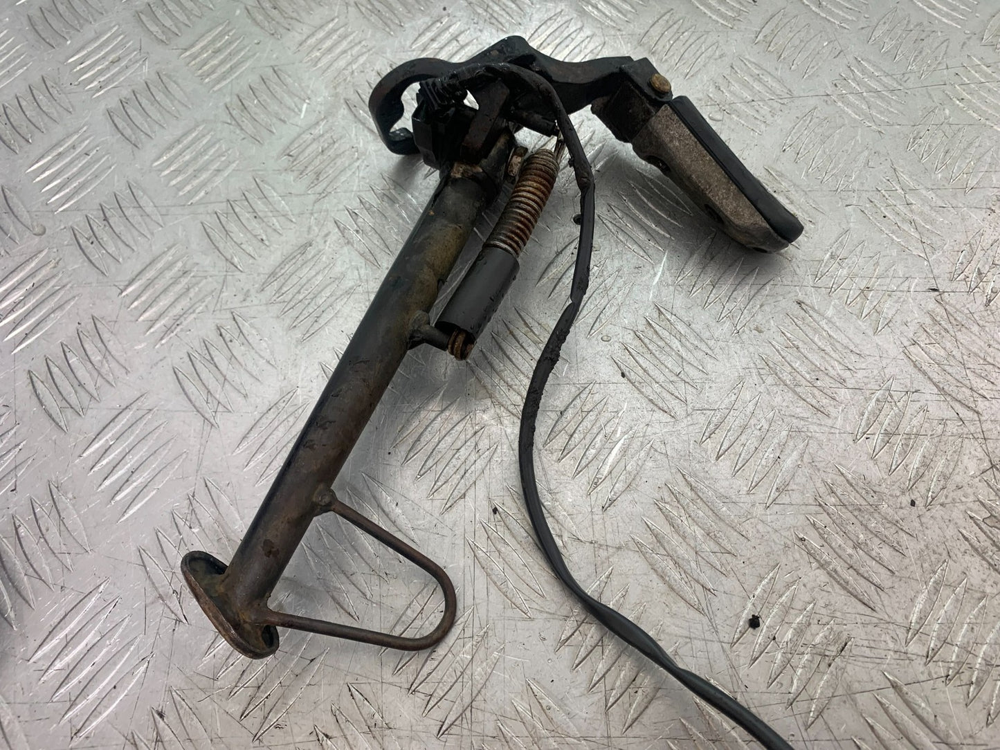 APRILIA 650 PAGASO STRADA LEFT HANGER PEG & STAND YEAR 2005-2010 (CMB1260)